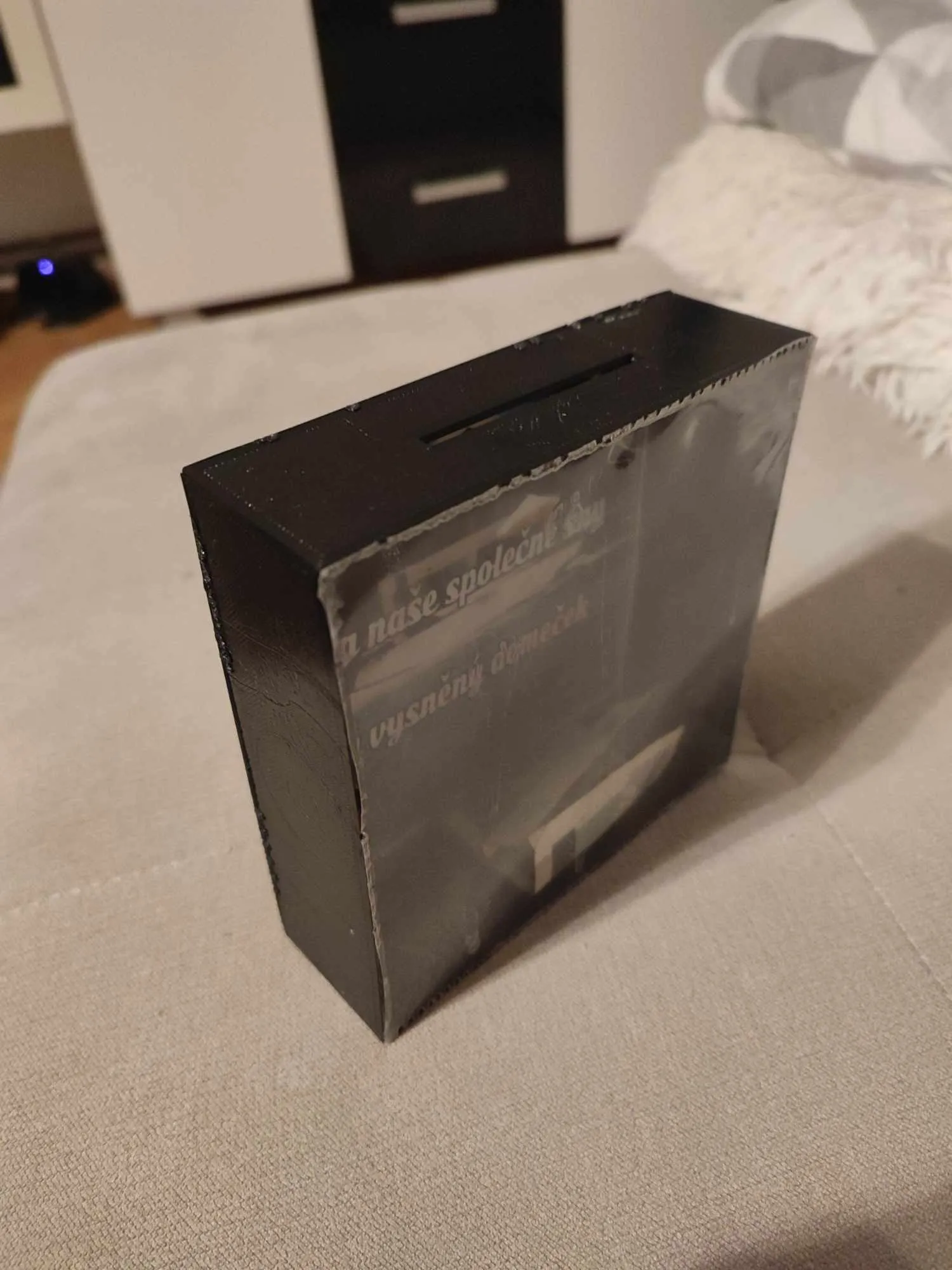 Tiêu đề Kasička s průhledem a vzkazem na zadní straně Tóm tắt co j