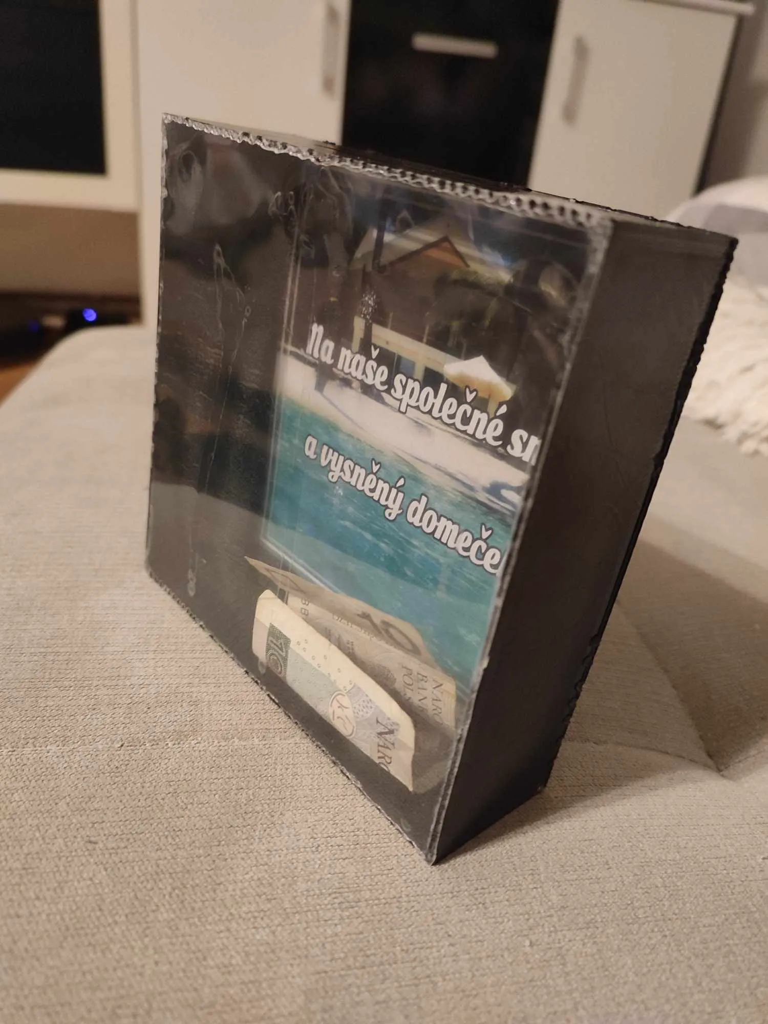 Tiêu đề Kasička s průhledem a vzkazem na zadní straně Tóm tắt co j