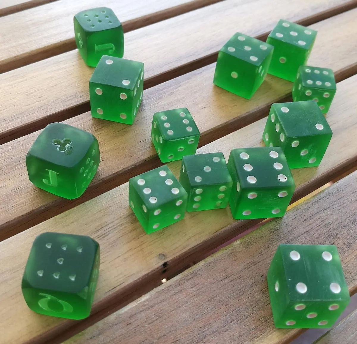 Tiêu đề DADOS DE POKER Y PARCHIS Tóm tắt Se trata de un juego de dados