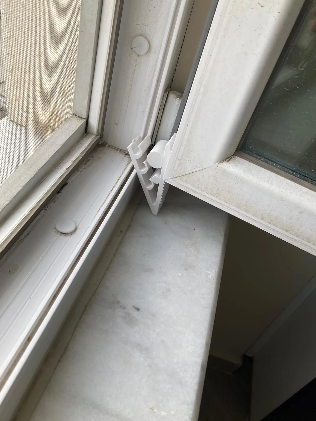 Tiêu đề Hãy chặn cửa lại Tóm tắt Nút chặn cửacửa sổ c