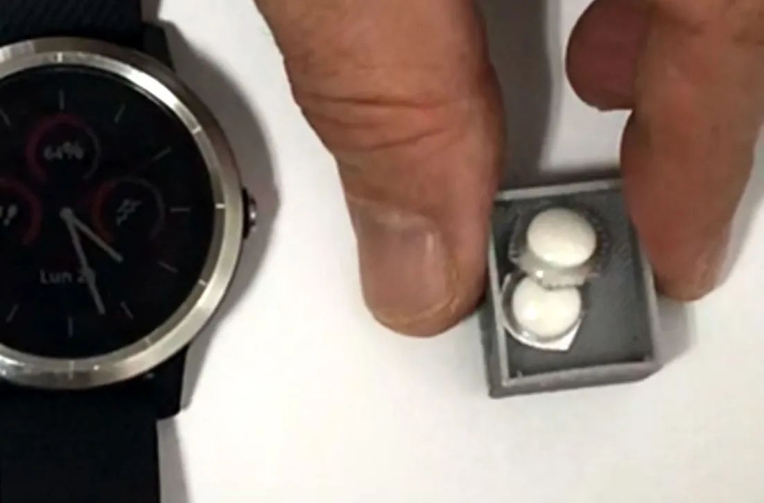 Hộp Đựng Thuốc Kẹp Dây Đồng Hồ / Pastillero para la correa del reloj