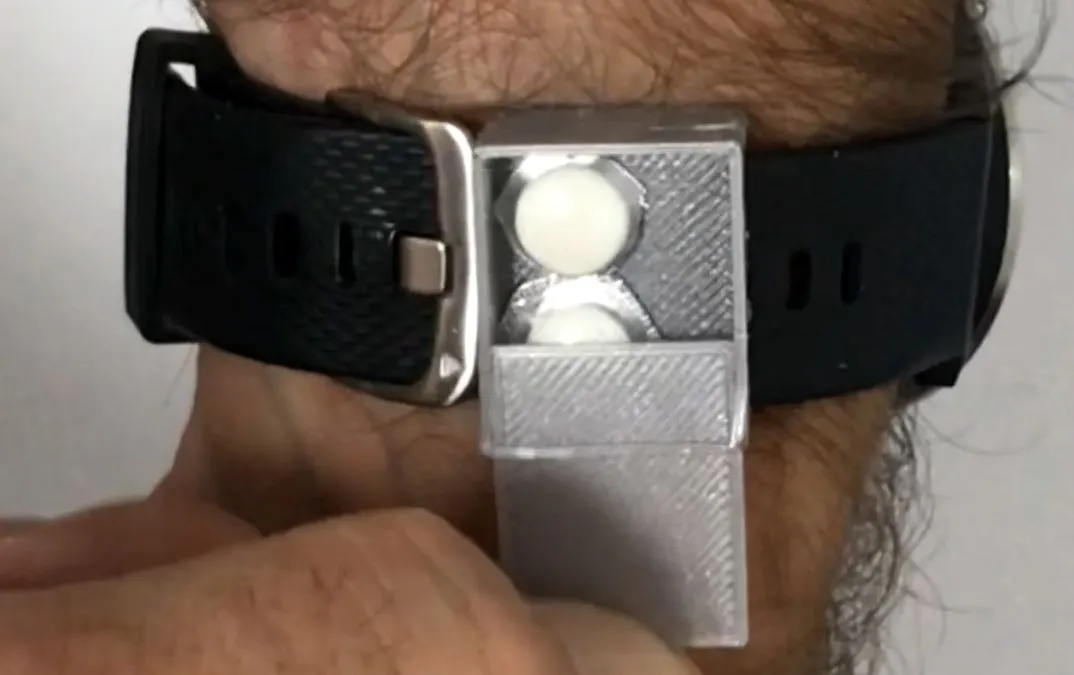 Hộp Đựng Thuốc Kẹp Dây Đồng Hồ / Pastillero para la correa del reloj