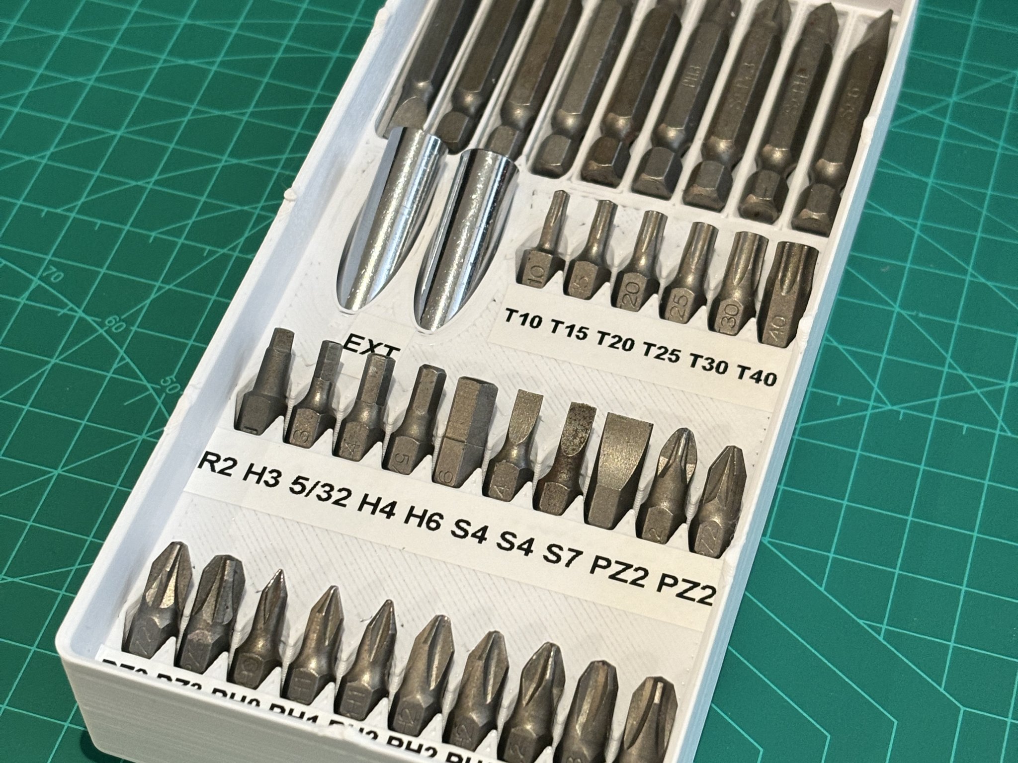 Hex Holder Gridfinity 4x2 (4U tall) - holds long, short and extender bits