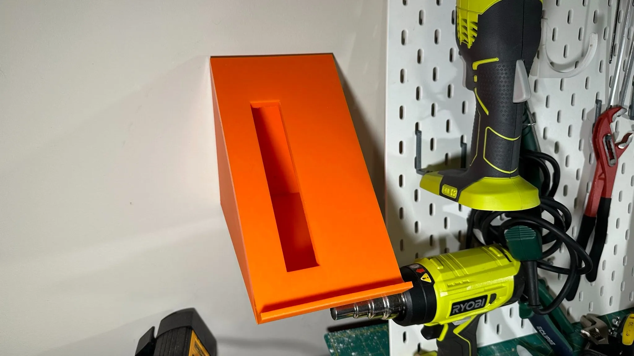 Giá treo tường cho cưa đĩa Bosch