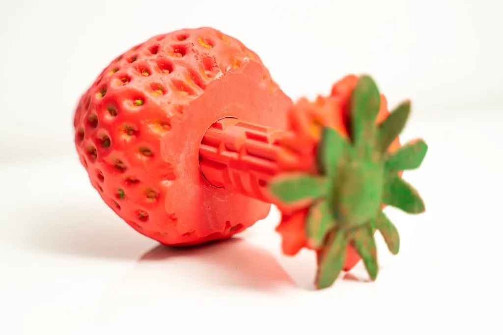 Strawboxy: a Strawberry Labyrinth Gift Box