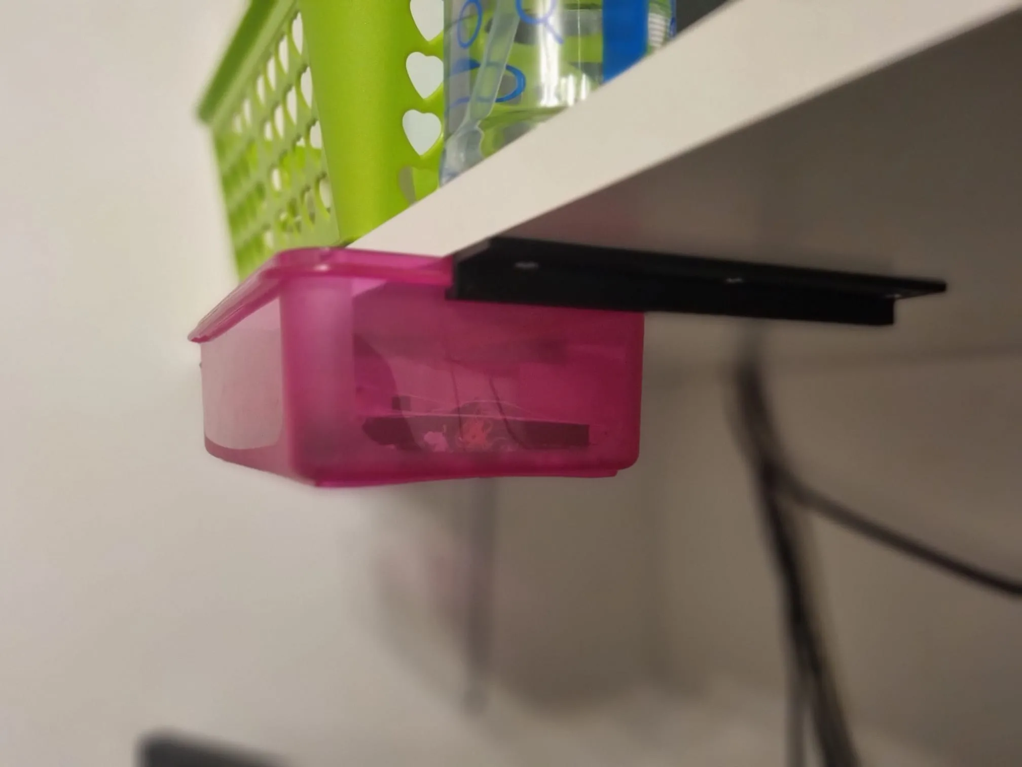 Tiêu đề Box Halterung Tóm tắt Eine Halterung Führung für eine Box