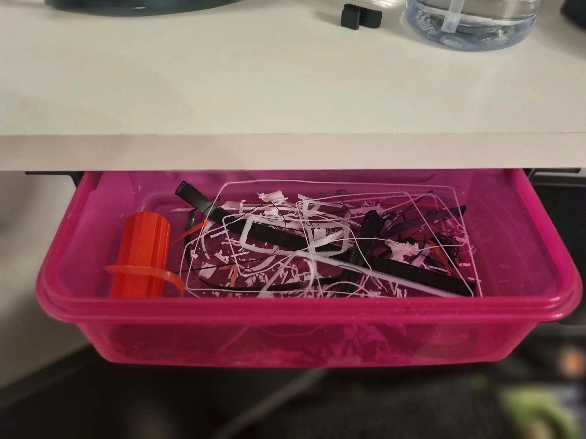 Tiêu đề Box Halterung Tóm tắt Eine Halterung Führung für eine Box