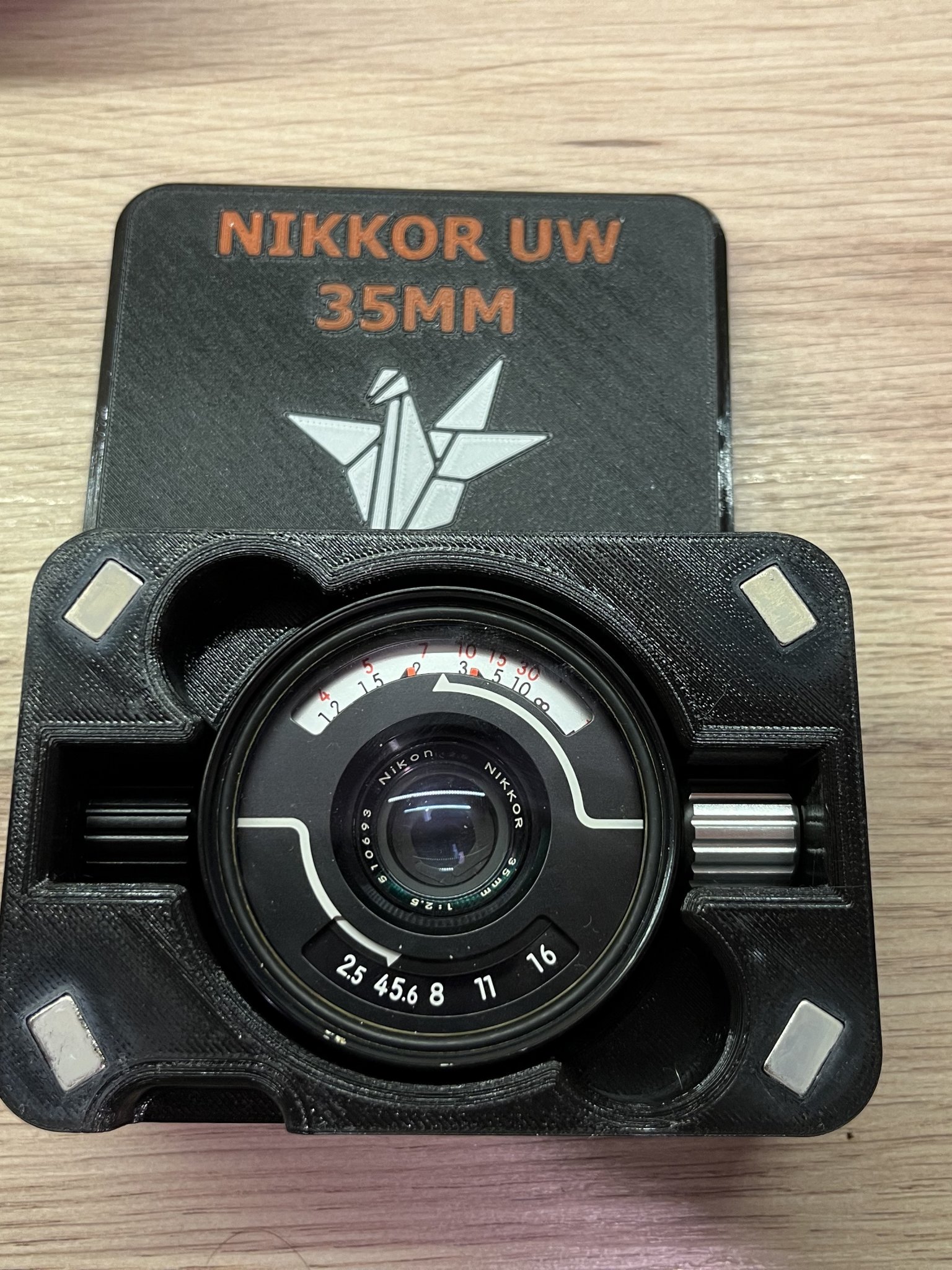 Tiêu đề Hộp đựng ống kính UW-Nikkor 35mm Ống kính Nikon 35mm