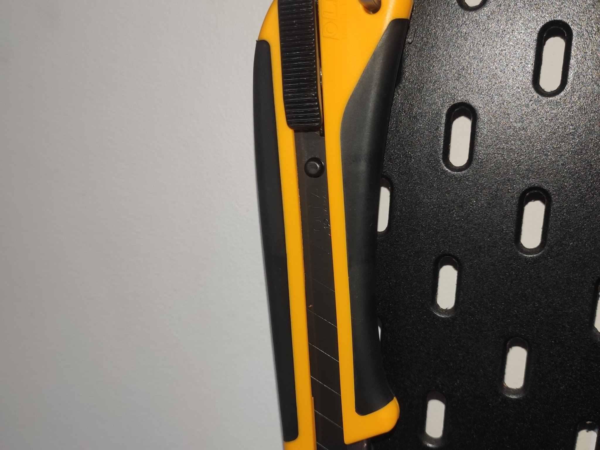 Tiêu đề Móc Skadis Giá đỡ dao Olfa Tóm tắt Một cái móc đơn