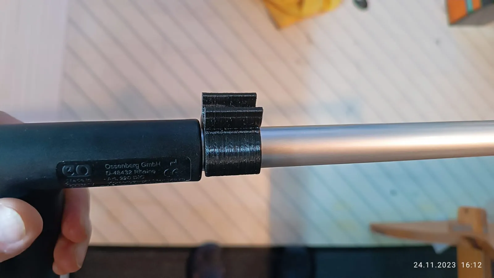 Tiêu đề Klemmen für Gehhilfen Tóm tắt Klemmen um Zange an Krücken zu