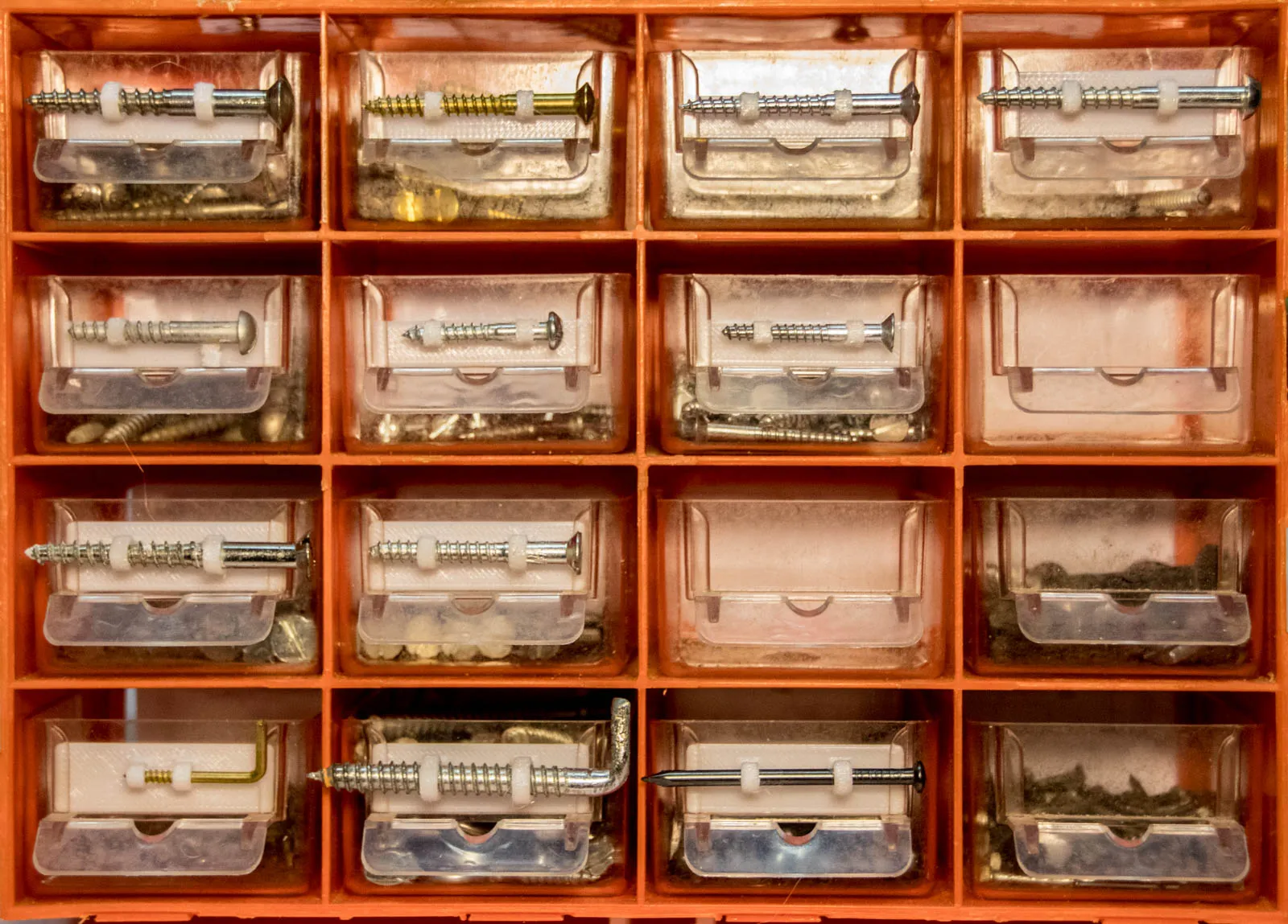 Nhãn hiệu cho tủ đựng đồ phụ tùng nhỏ