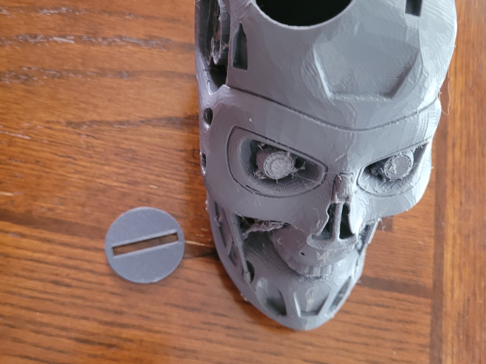 Tiêu đề T-800 Head Piggy Bank Tóm tắt Một con heo đất rất linh