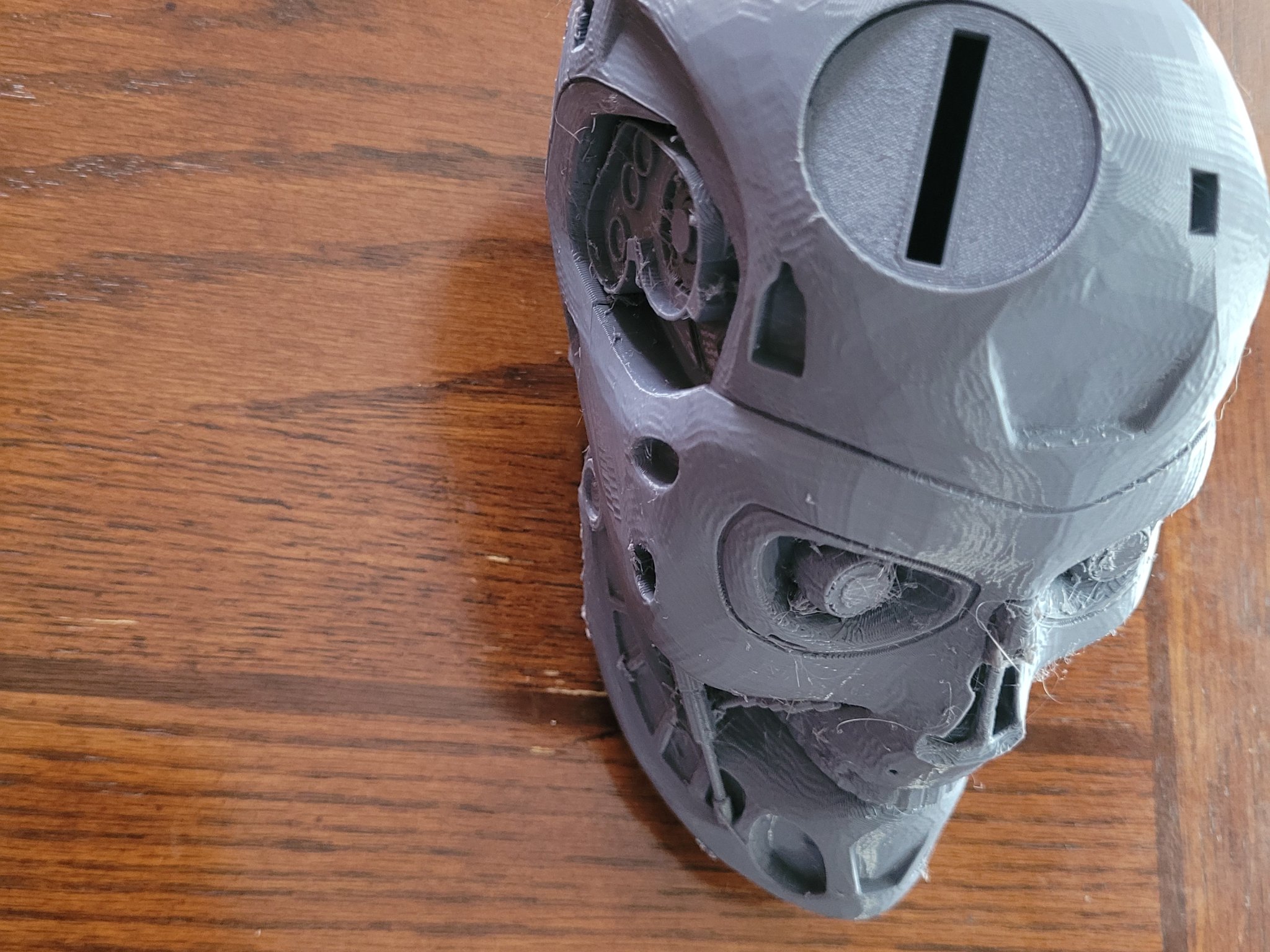 Tiêu đề T-800 Head Piggy Bank Tóm tắt Một con heo đất rất linh