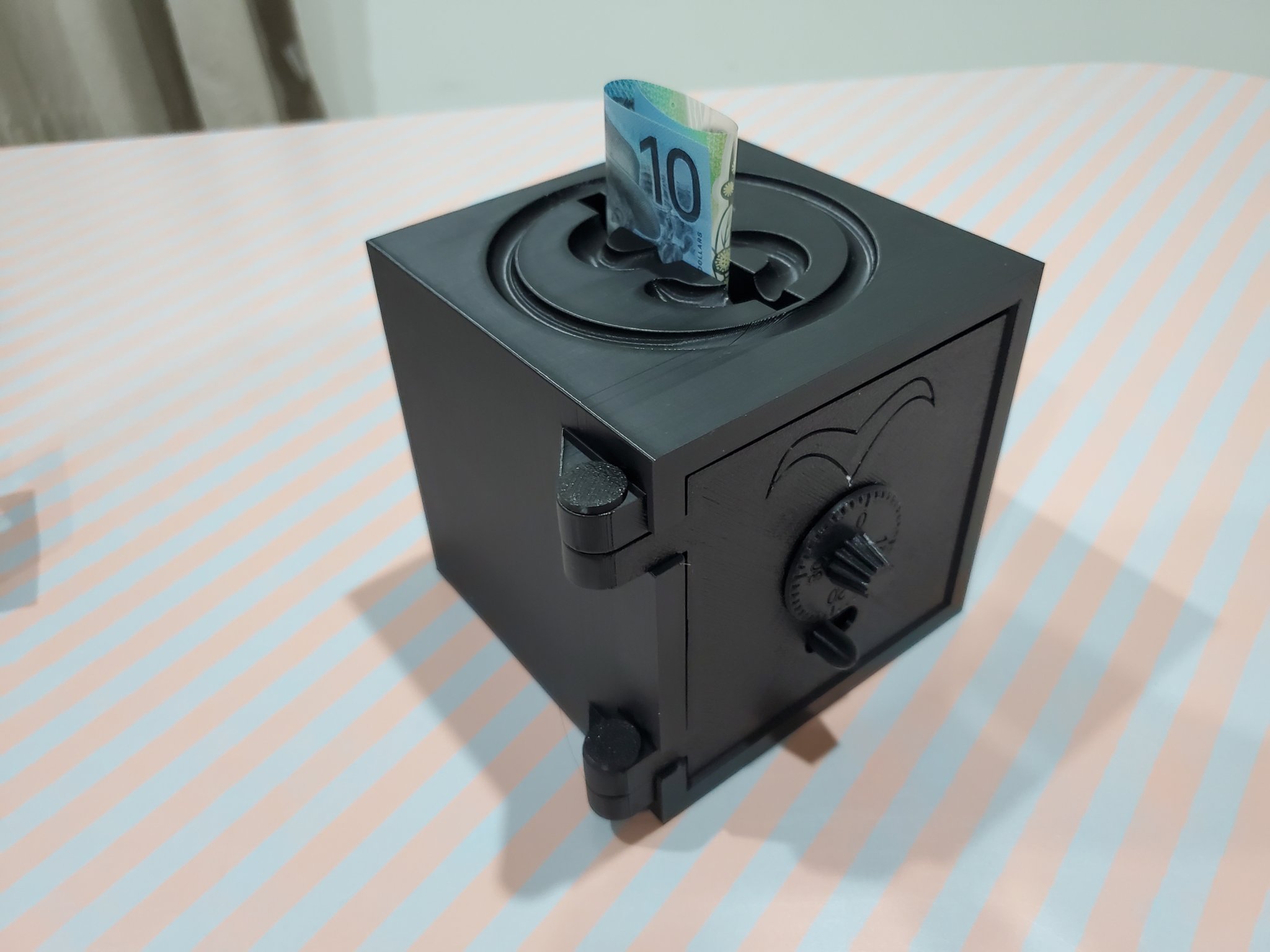 Title Piggy Bank Safe Tóm tắt két sắt Piggy Bank có khóa kết hợp