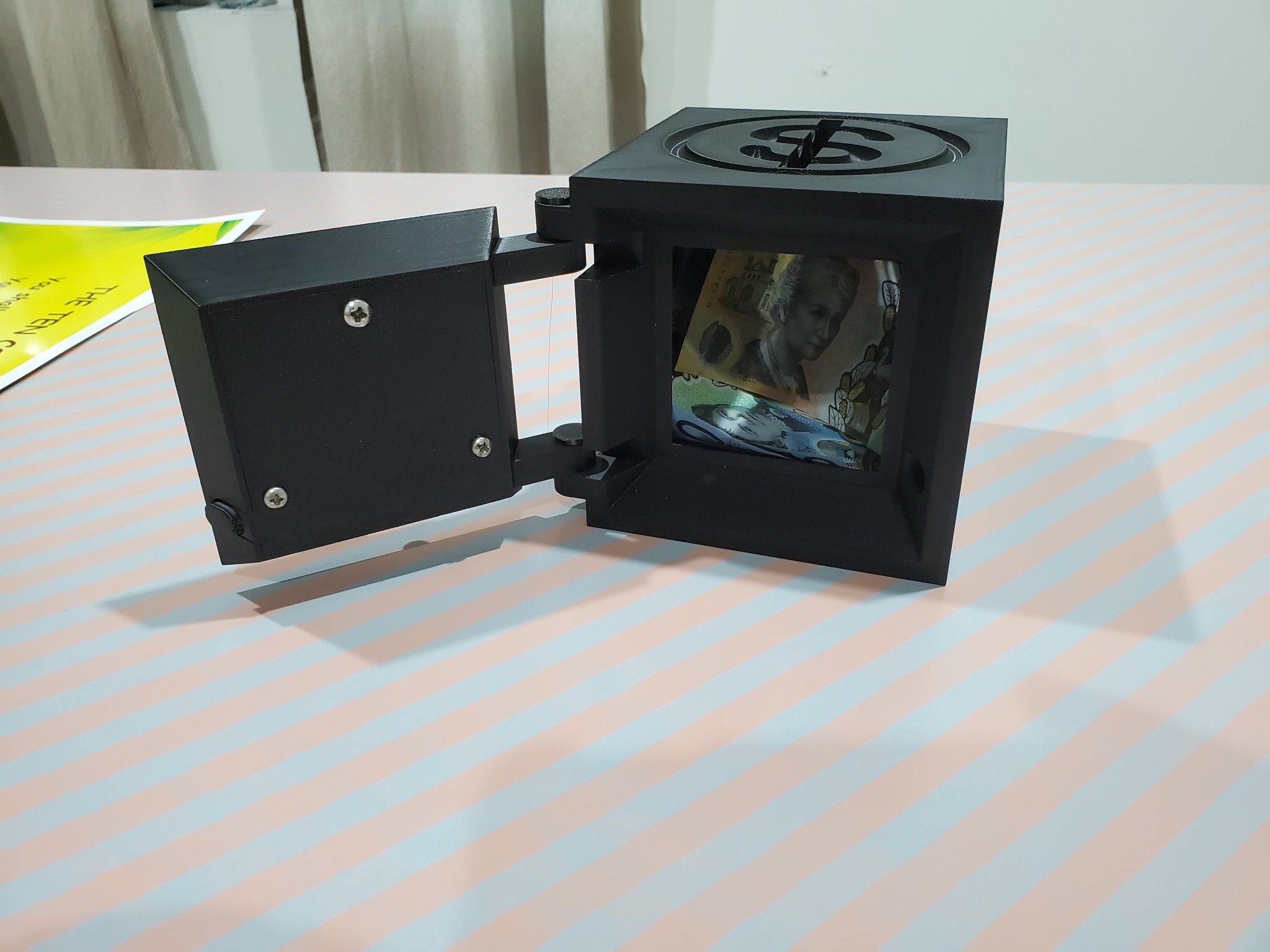 Title Piggy Bank Safe Tóm tắt két sắt Piggy Bank có khóa kết hợp