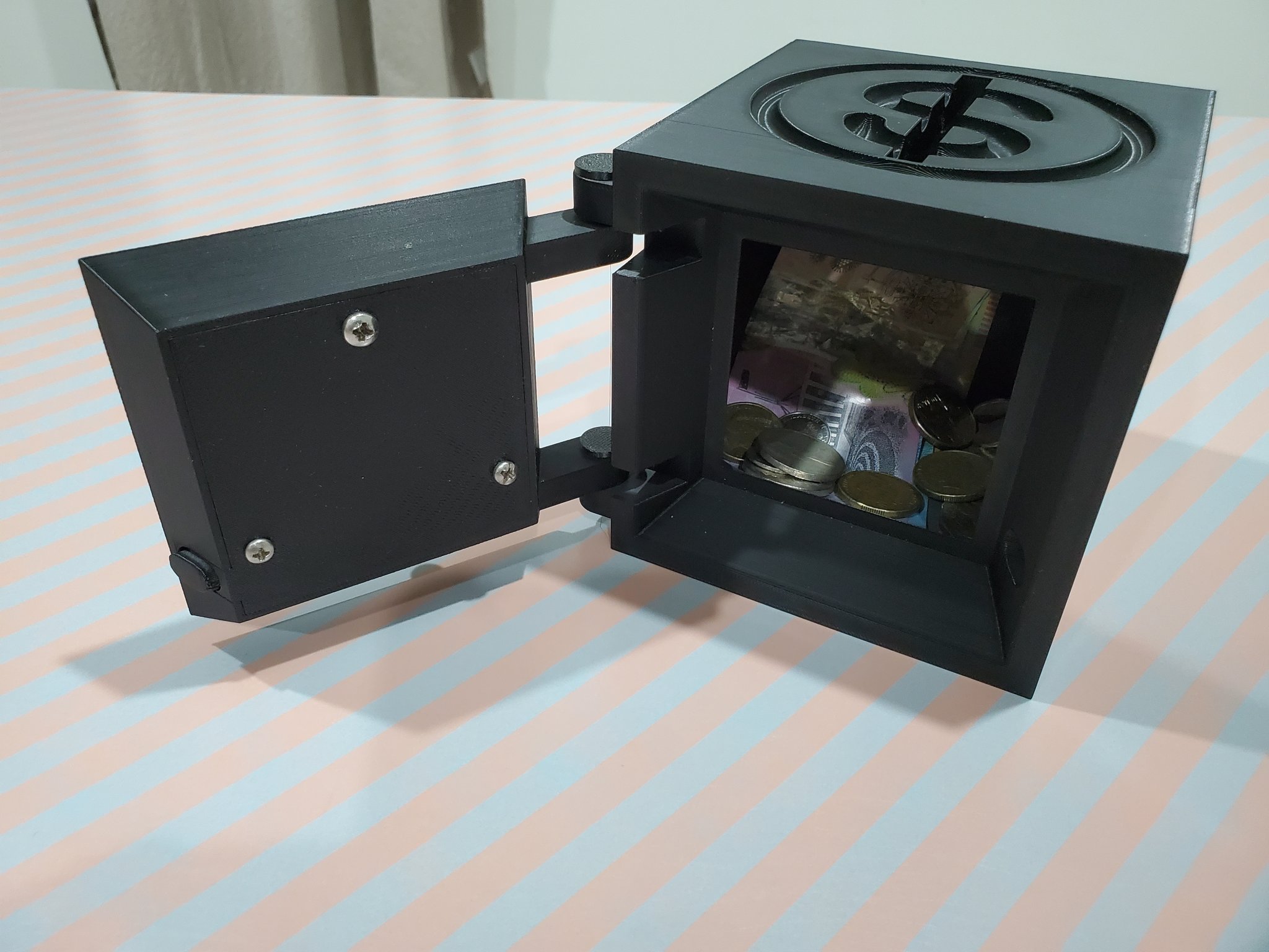 Title Piggy Bank Safe Tóm tắt két sắt Piggy Bank có khóa kết hợp