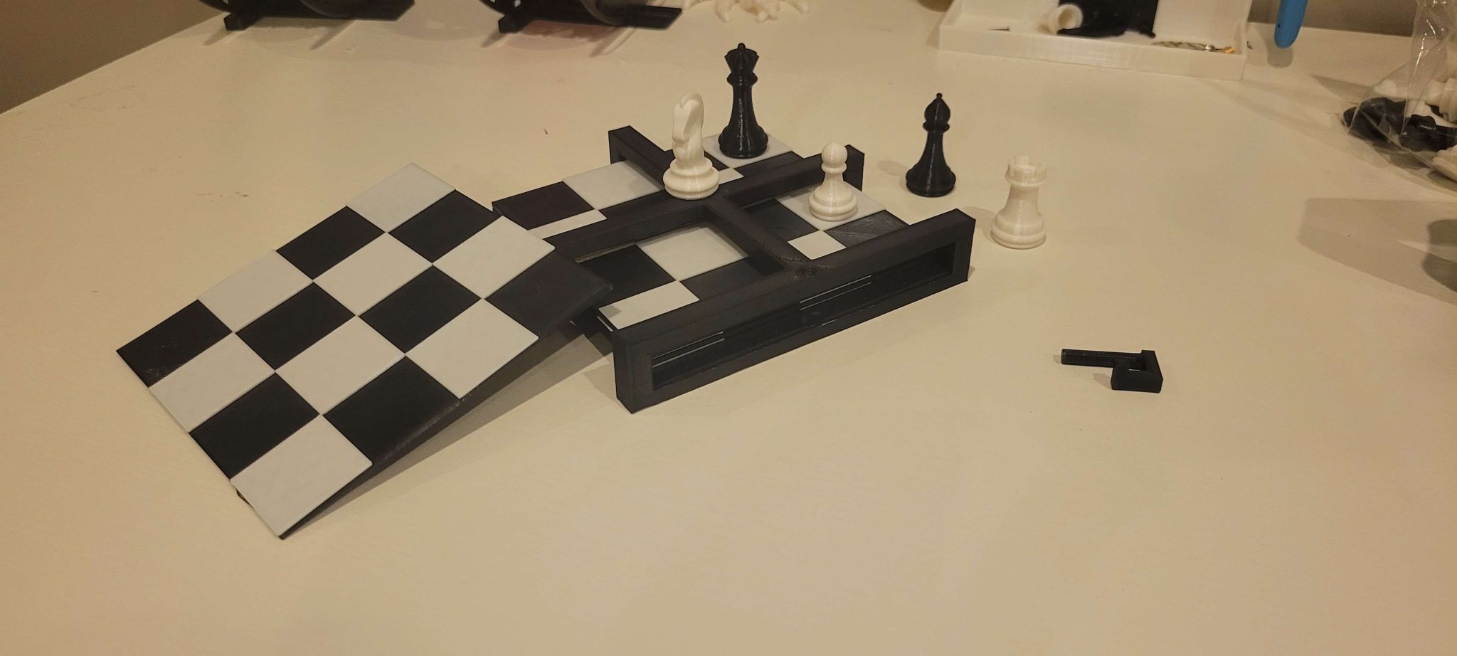 Mini portable chess set with proportional pieces and board (4x4 modules)