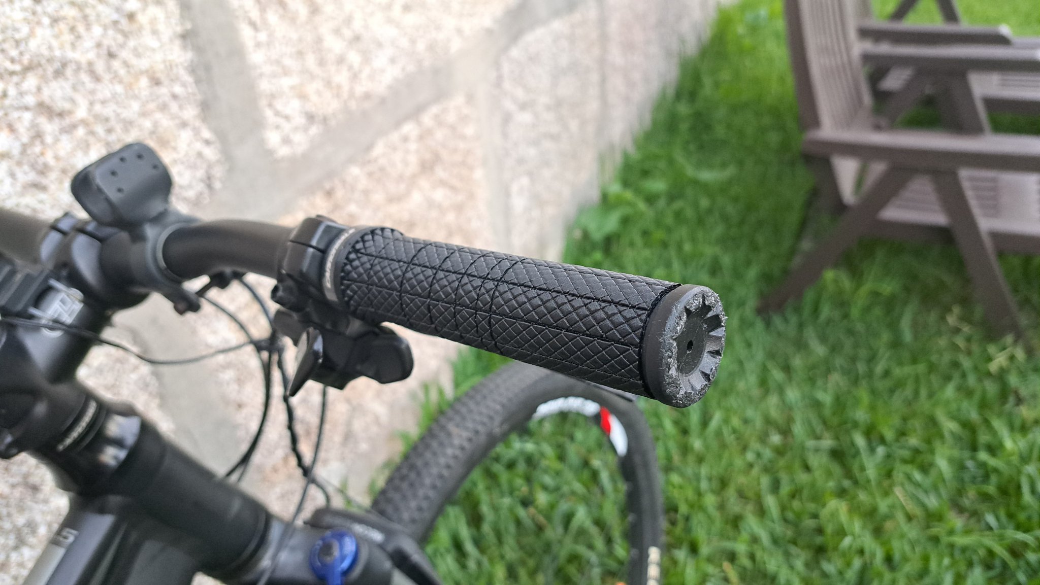 Tiêu đề Tay nắm xe đạp composite Cannondale D2 khóa đơn Tóm tắt
