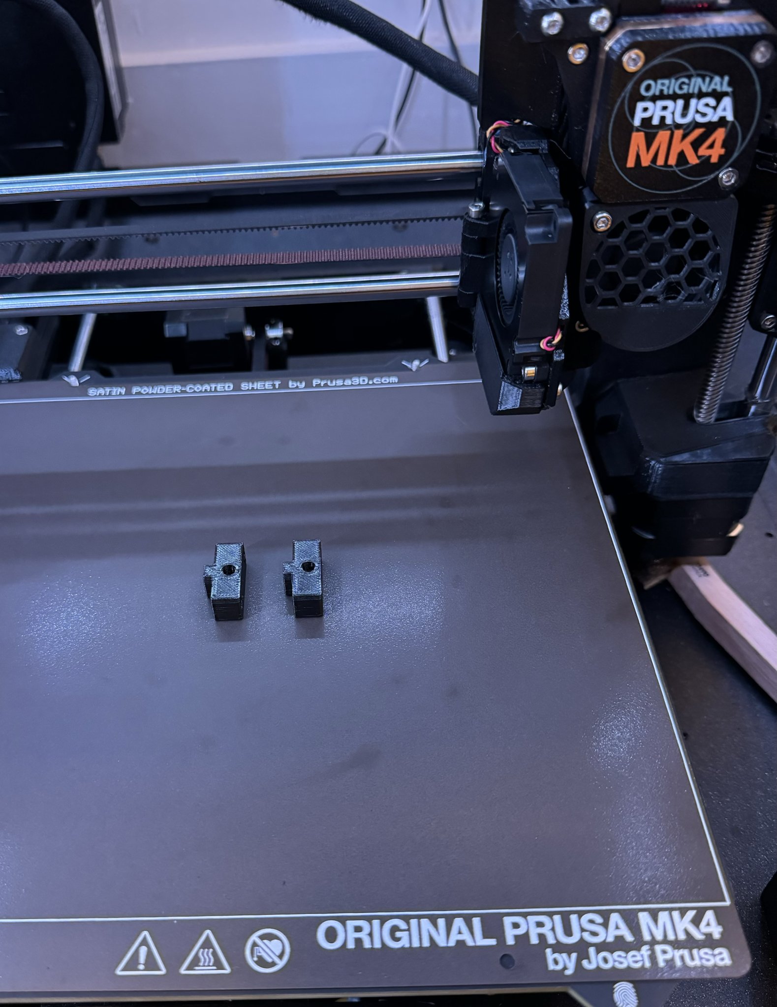 Thanh Dẫn Hướng Dày Hơn Để Gia Cố Bản Lề Cửa Cho Tủ Prusa Có Khóa Cơ Khí