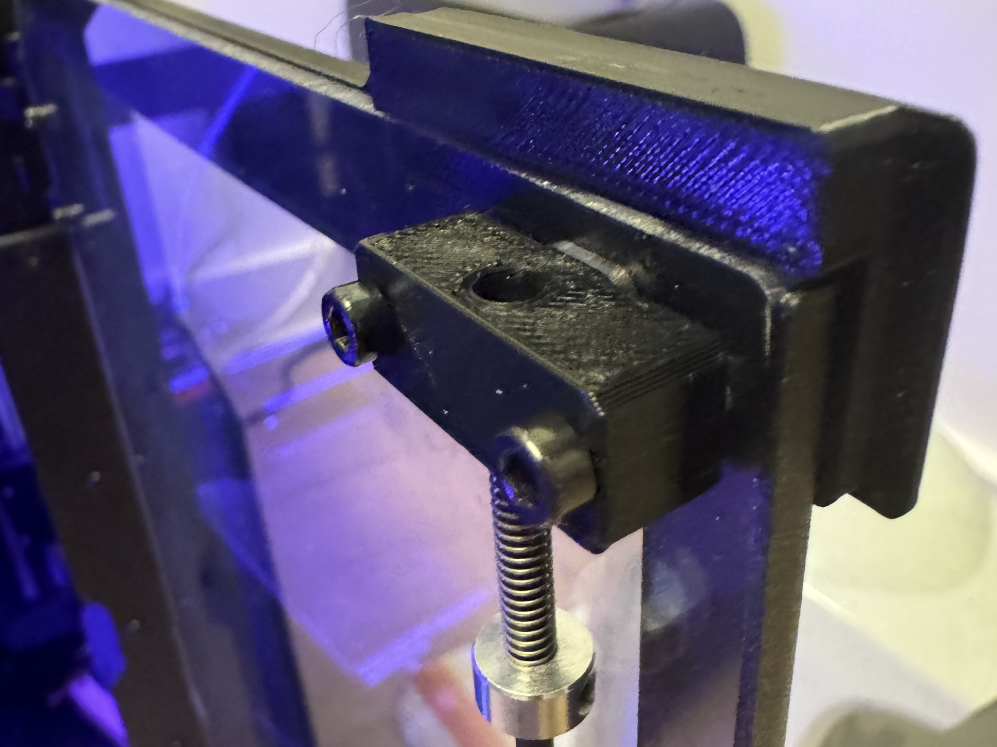 Thanh Dẫn Hướng Dày Hơn Để Gia Cố Bản Lề Cửa Cho Tủ Prusa Có Khóa Cơ Khí