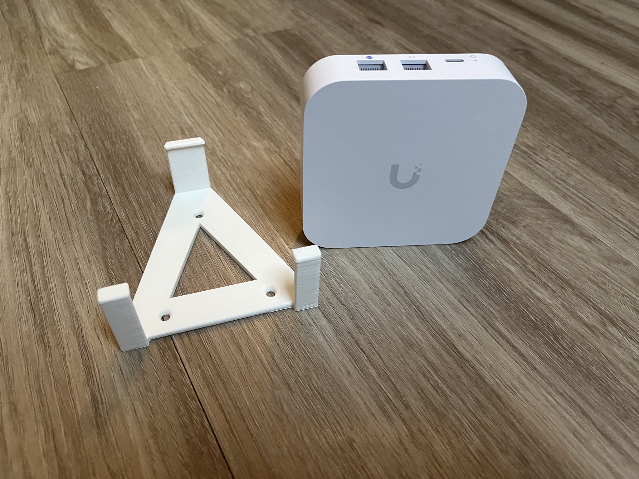 Giá đỡ tường cho UXG lite