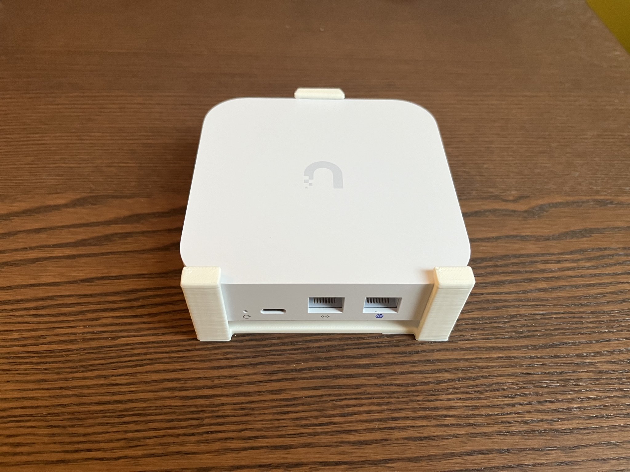 Giá đỡ tường cho UXG lite