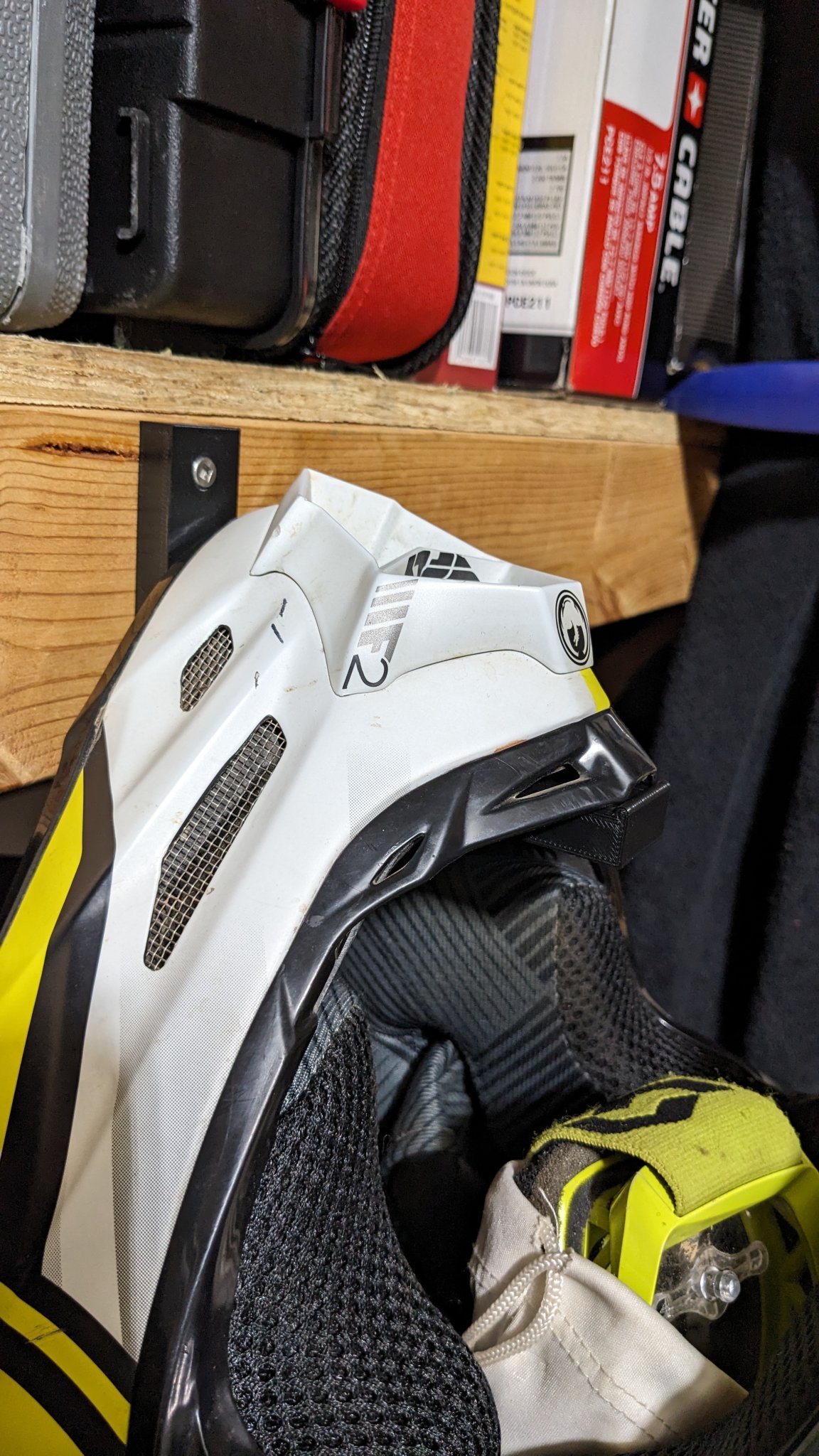 Tiêu đề Móc treo tường mũ bảo hiểm fullface Tóm tắt Móc treo