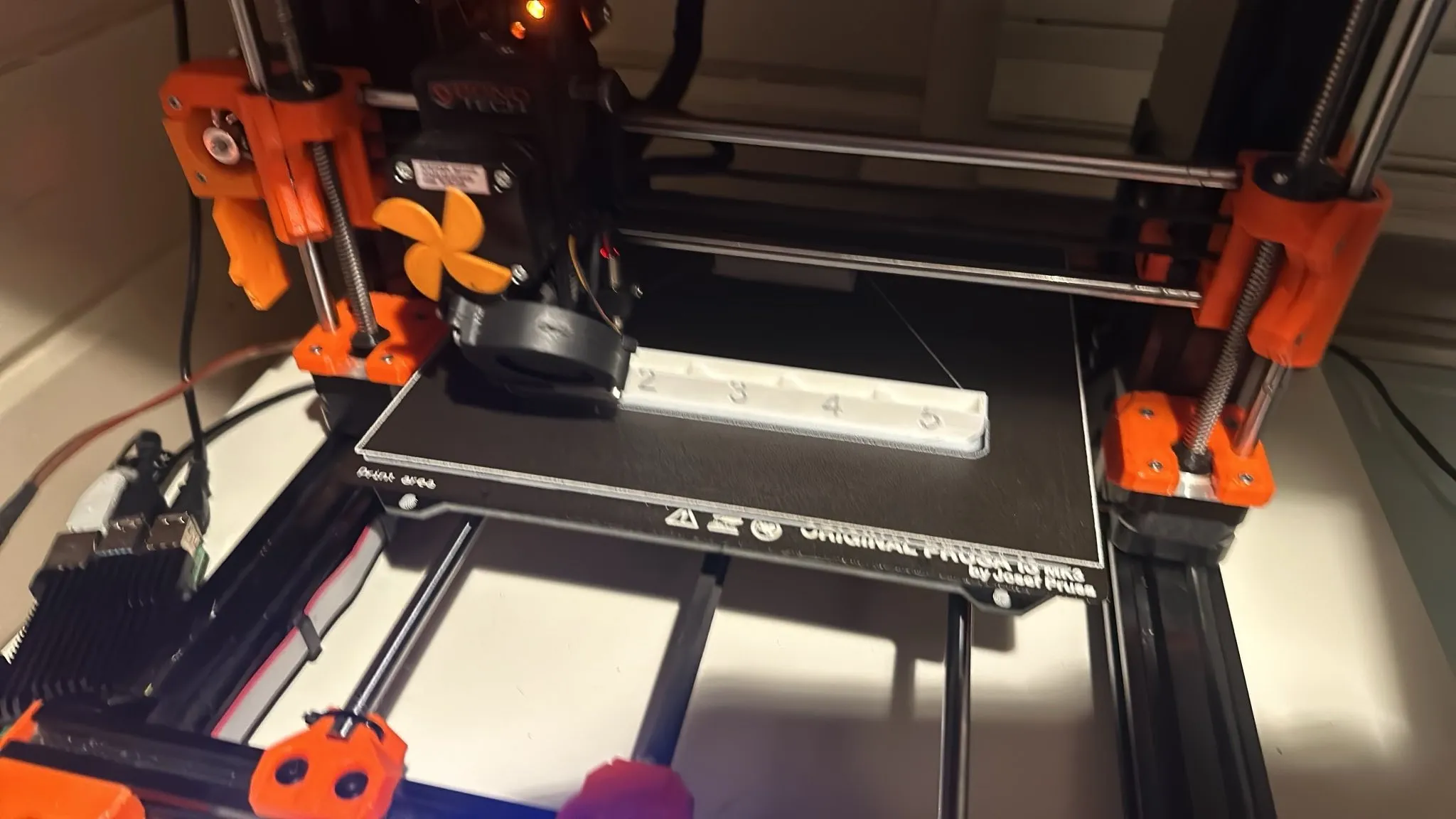 Tiêu đề Giá đỡ nắp dây tóc cho dây tóc được nạp trong MMU