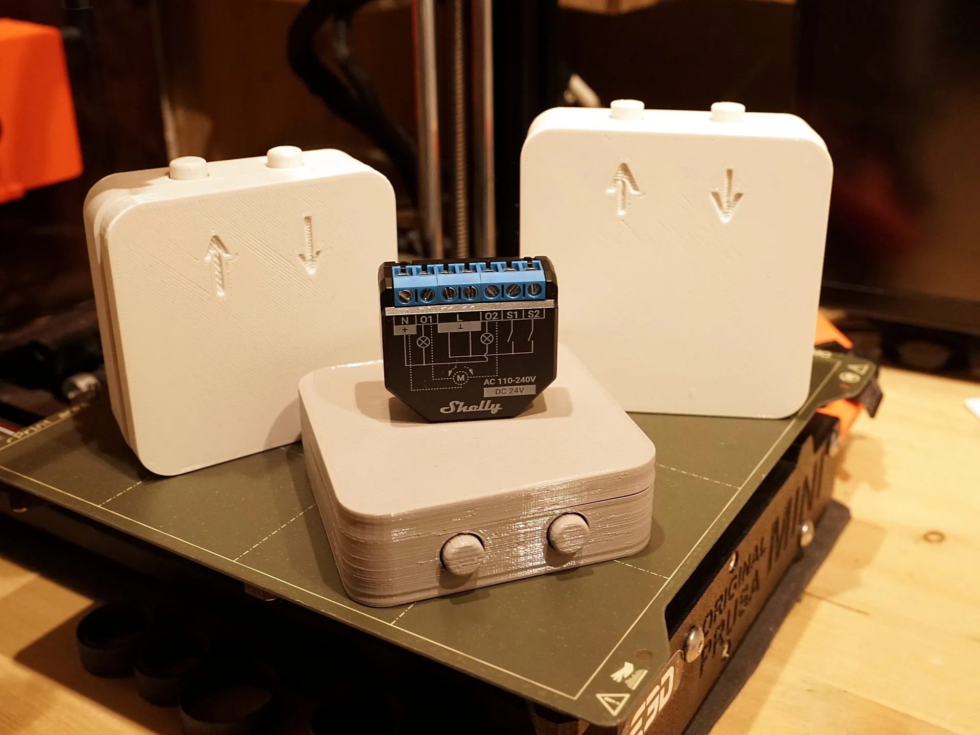 Tiêu đề Shelly Plus 2PM Hausing với 2 microswitch để điều khiển r