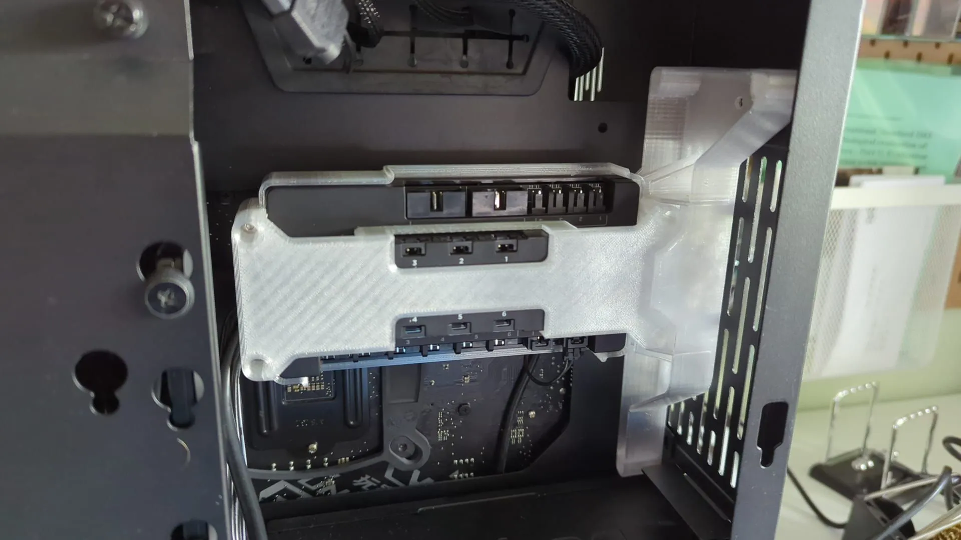 Holder cho Corsair Commander Pro & LED node cho Lian Li o11 dynamic