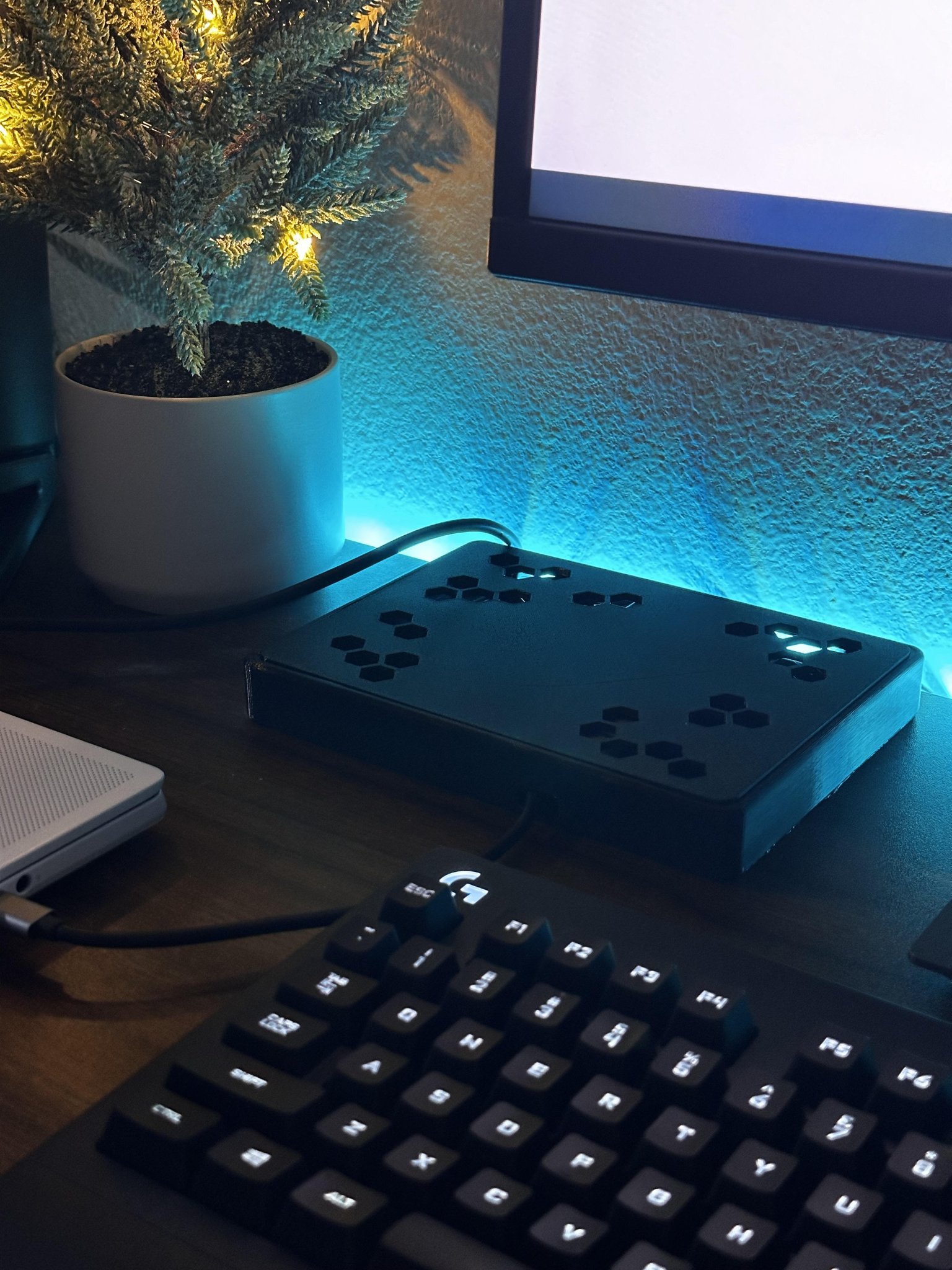 Tiêu đề Vỏ Dock USB hình lục giác cho bàn làm việc Tóm tắt T