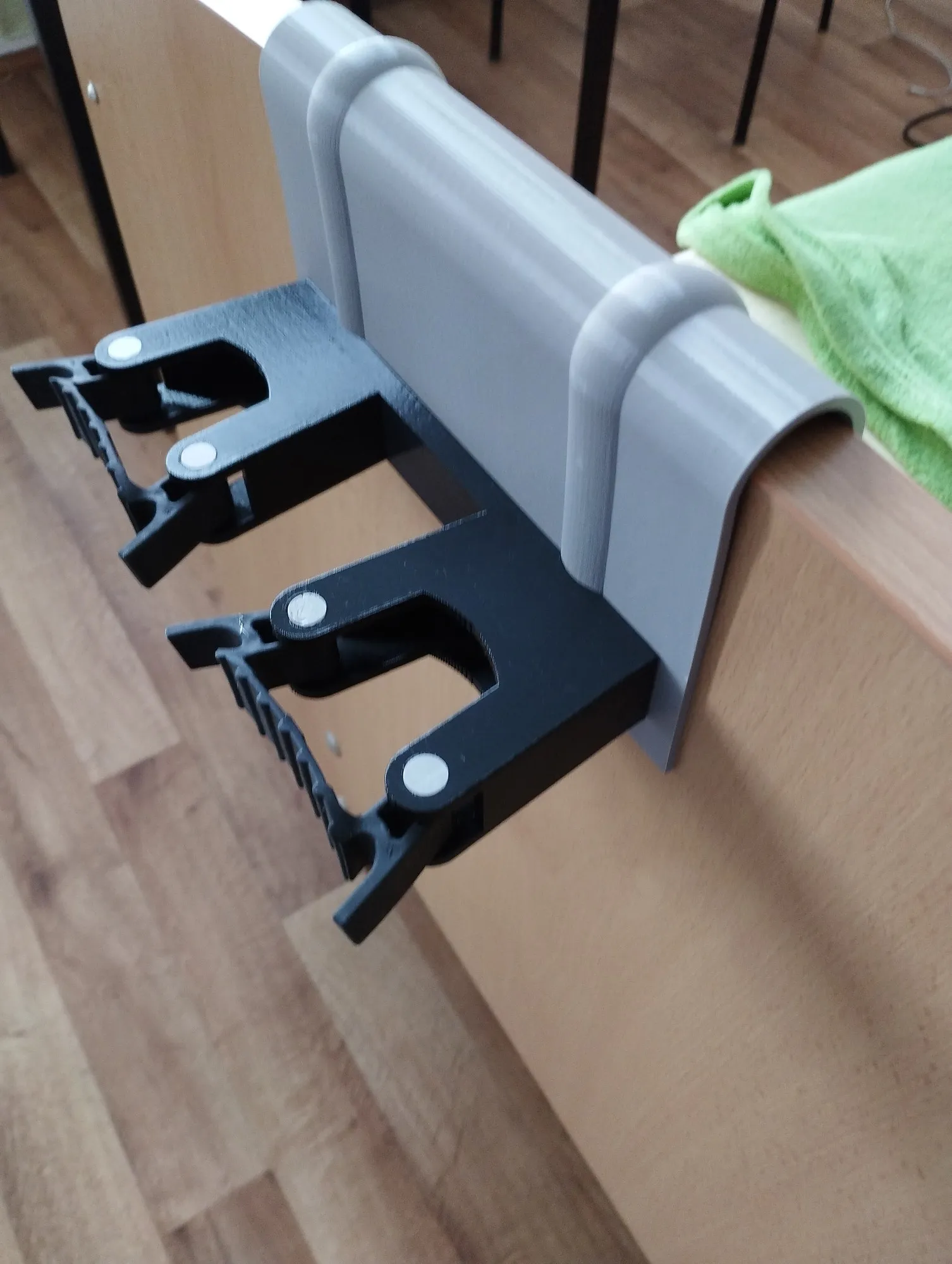 Double crutch holder/Dvojdržák berlí