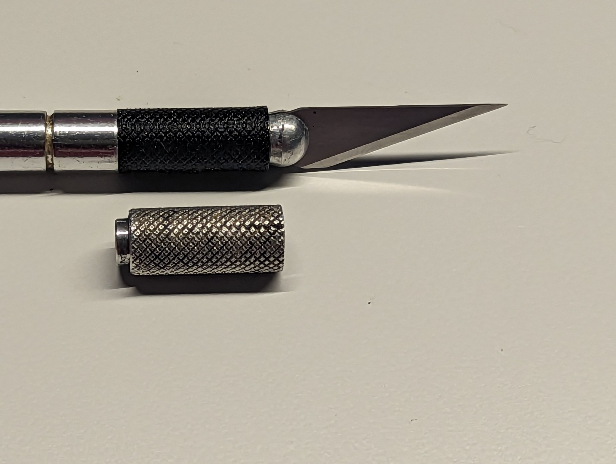 Tiêu đề Vỏ bọc X-Acto Blade Tóm tắt Vỏ kim loại trên con dao