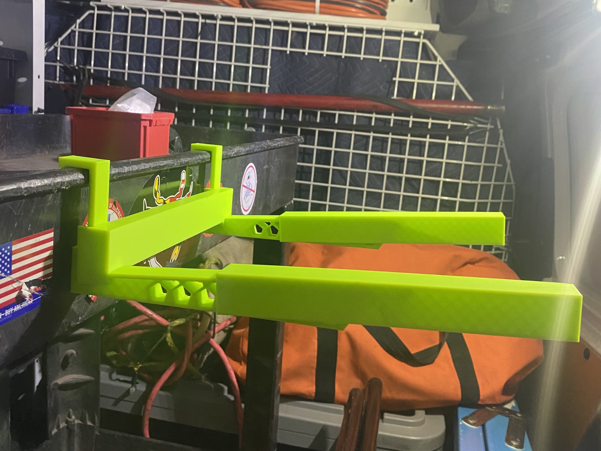 LAPTOP HOLDER FOR NARROW RUBBERMAID CART V3