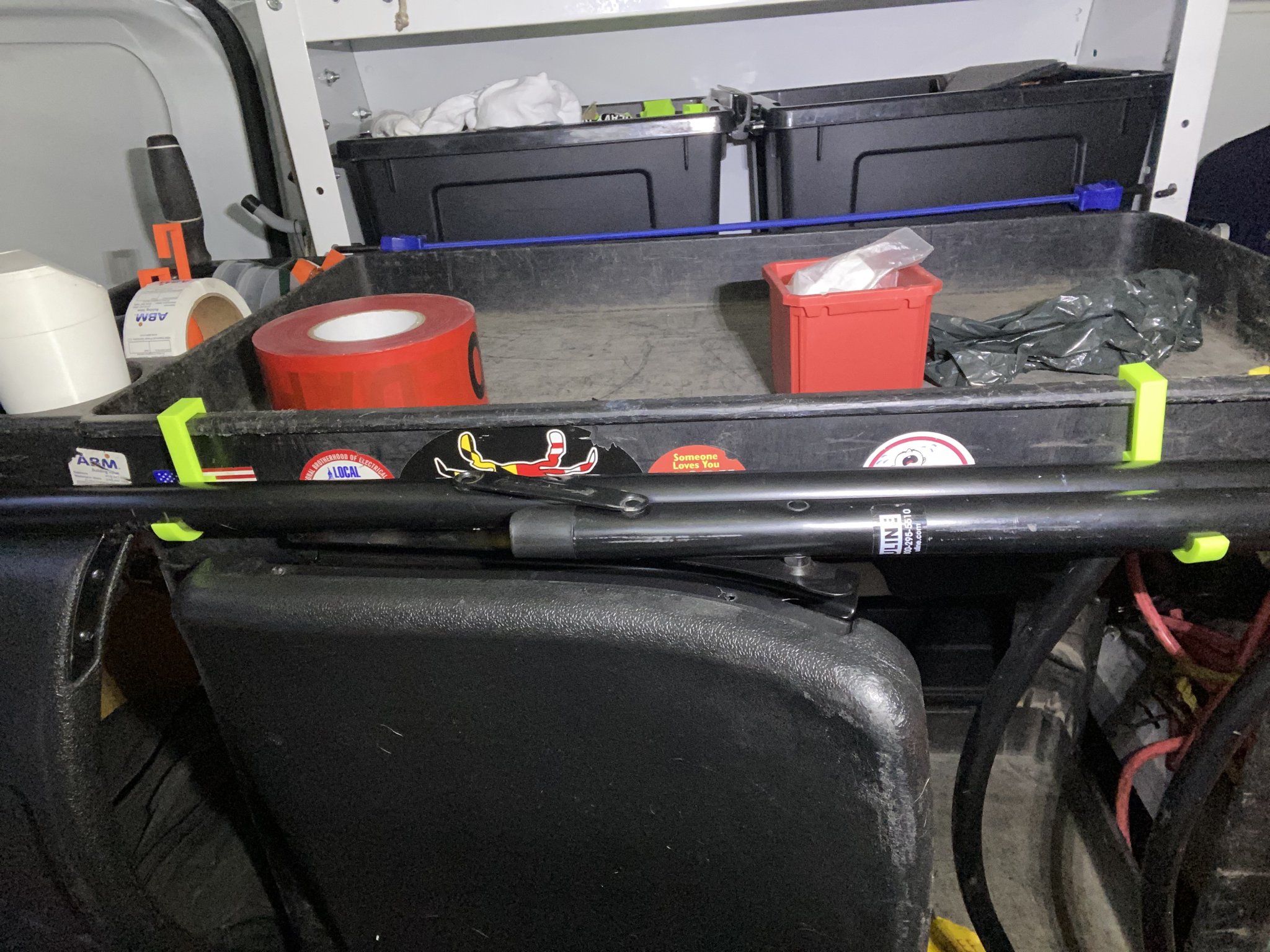 GIÁ ĐỂ GHẾ XẾP CHO XE ĐẨY RUBBERMAID