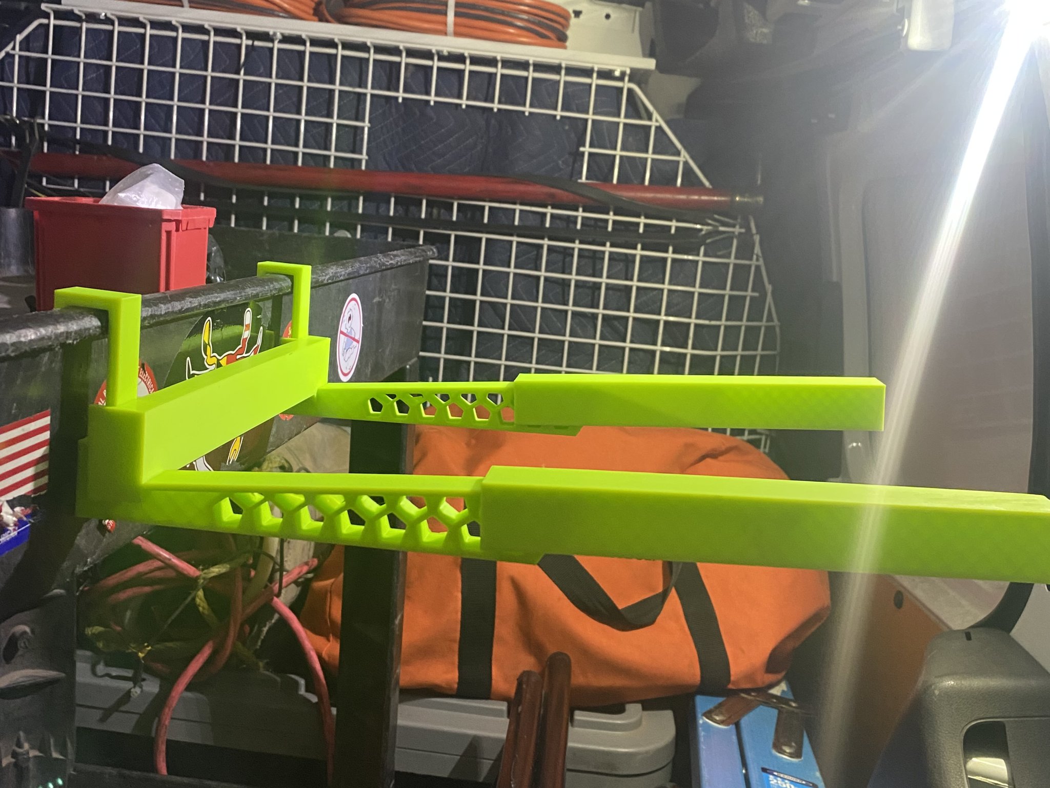 LAPTOP HOLDER FOR NARROW RUBBERMAID CART V3