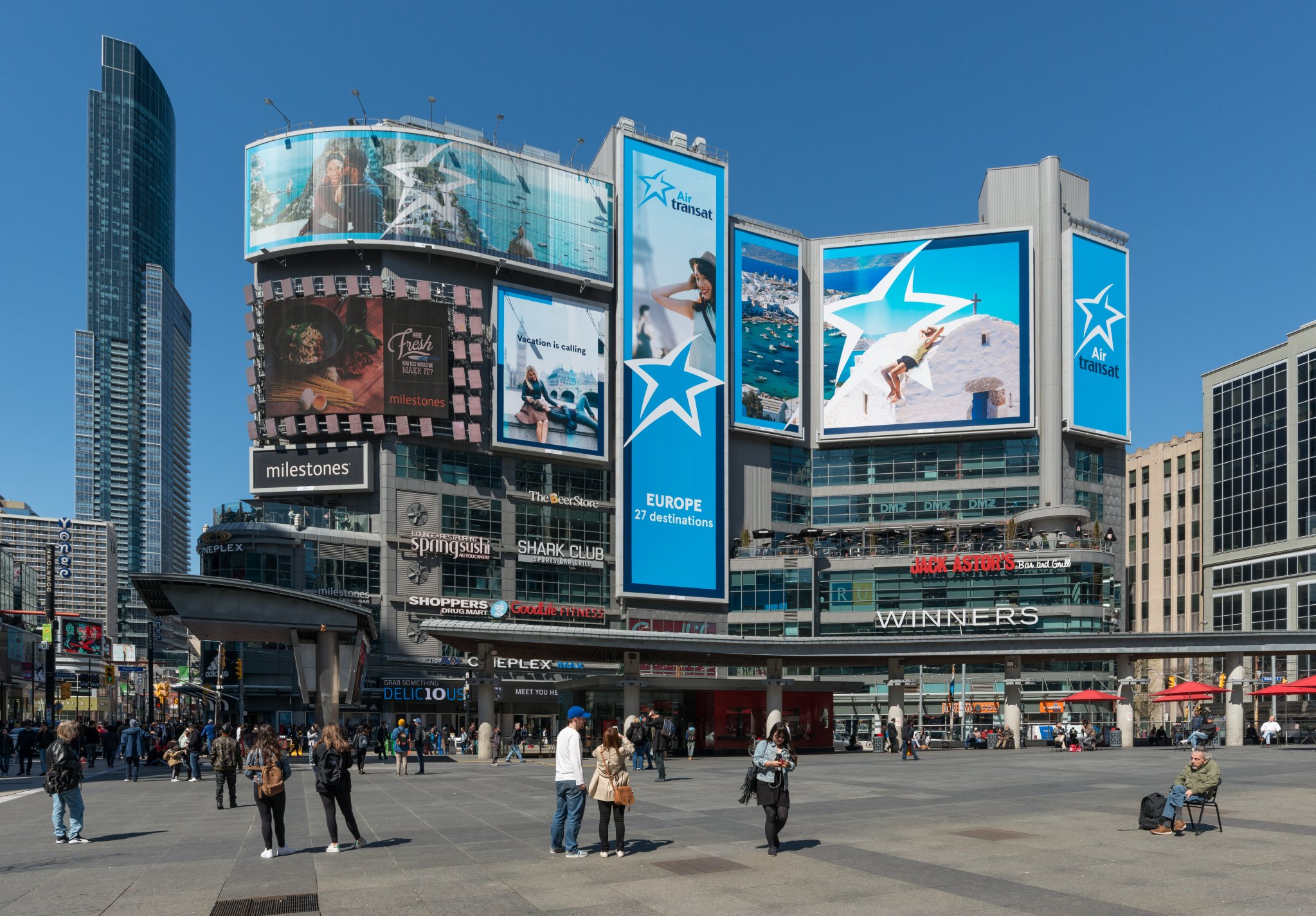 Toronto Yonge-Dundas Square "The Tenor"
