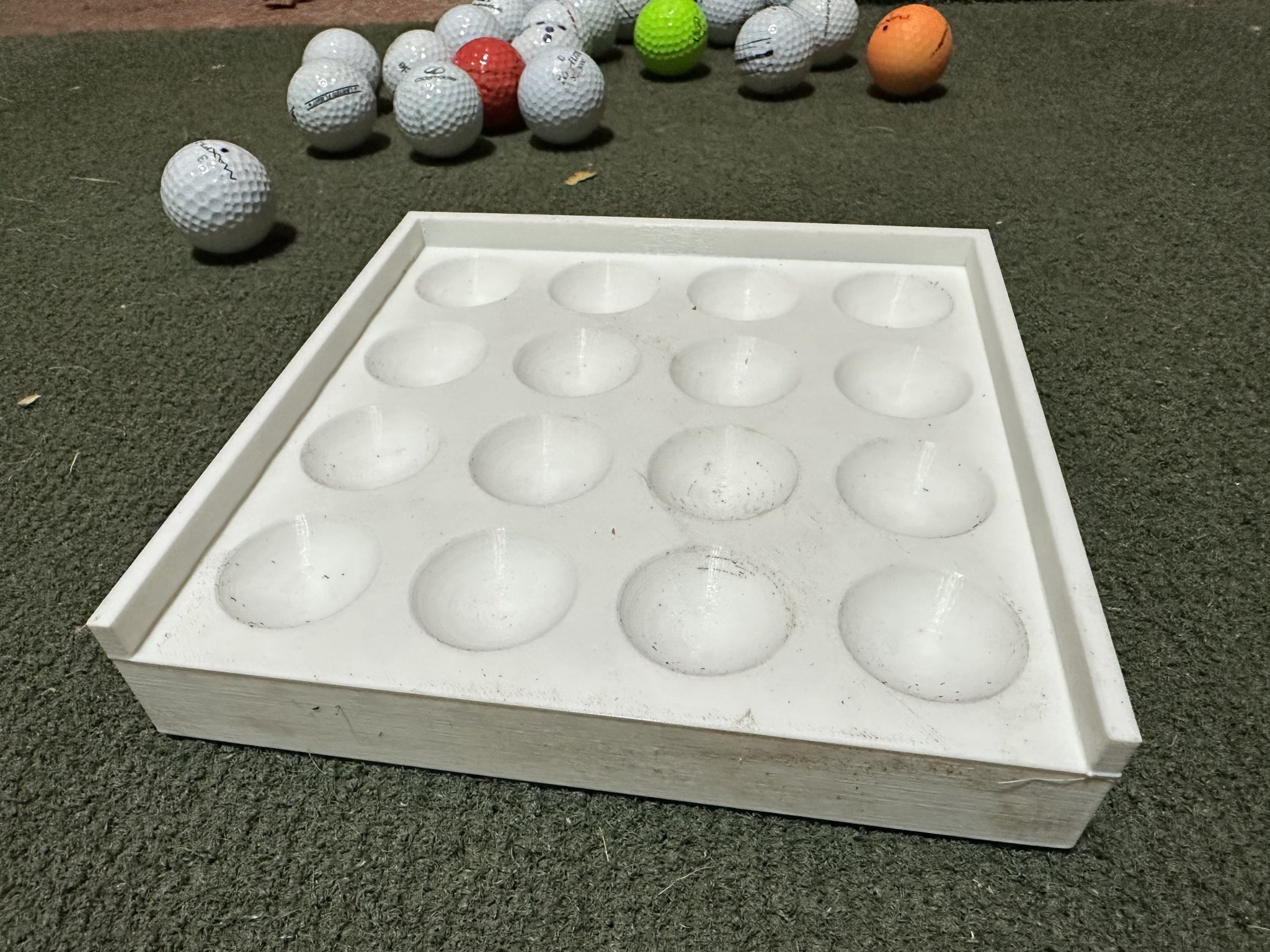 Khay Kim Tự Tháp Đựng Bóng Golf 4x4