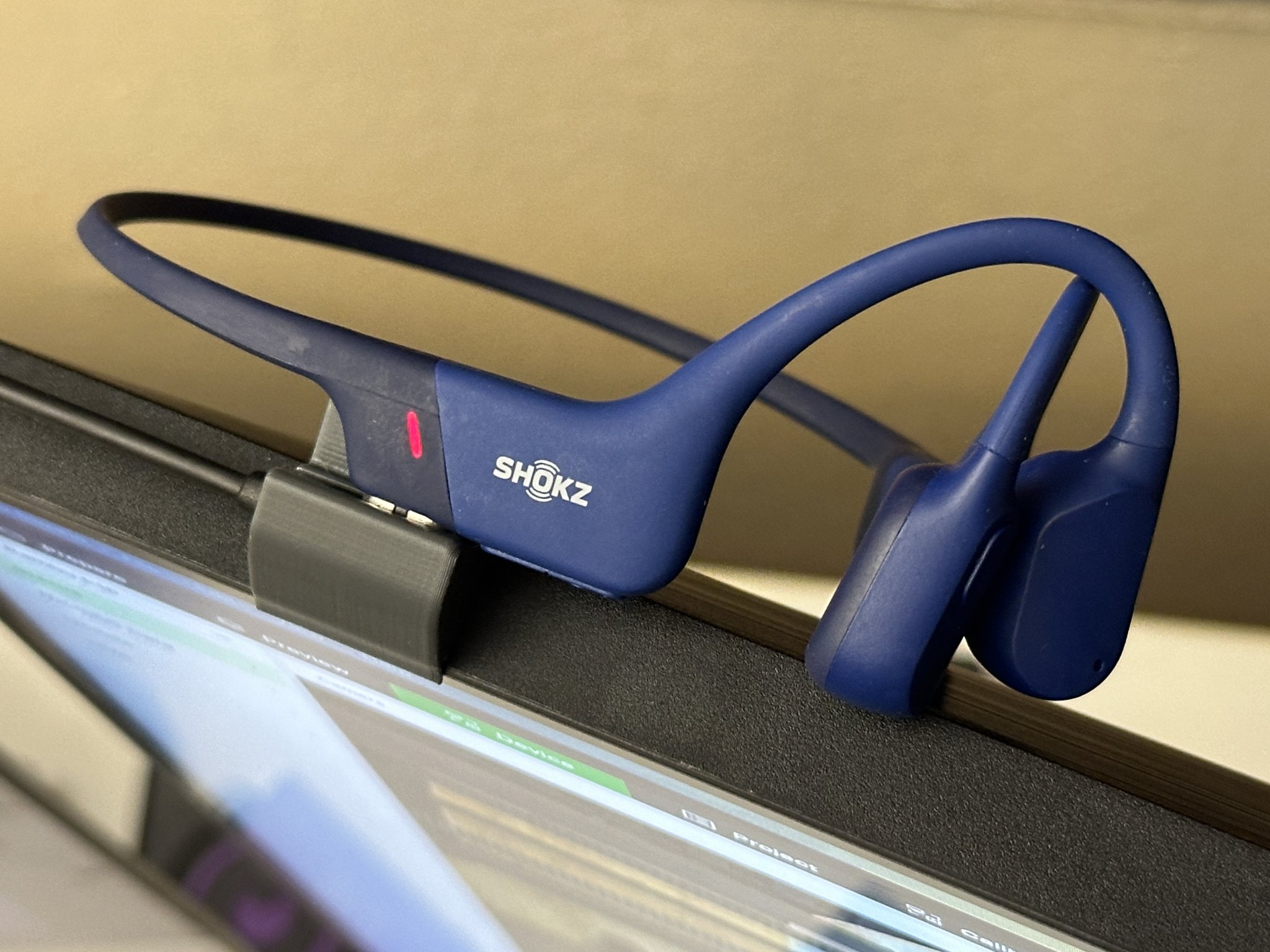 Giá đỡ sạc Shokz OpenRun cho màn hình máy tính