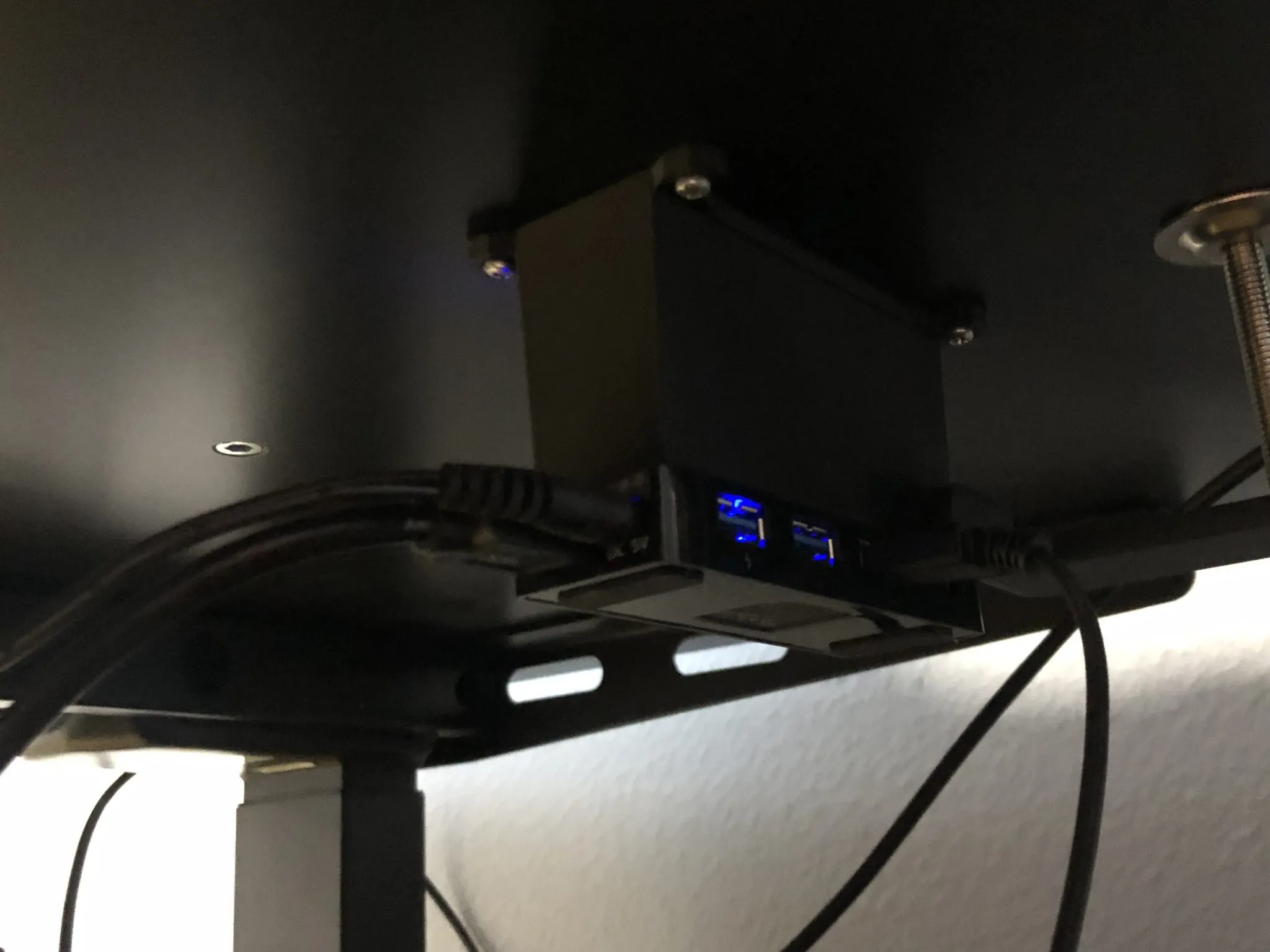 Tiêu đề Gắn hub USB dưới bàn làm việc Tóm tắt Gắn hub USB d