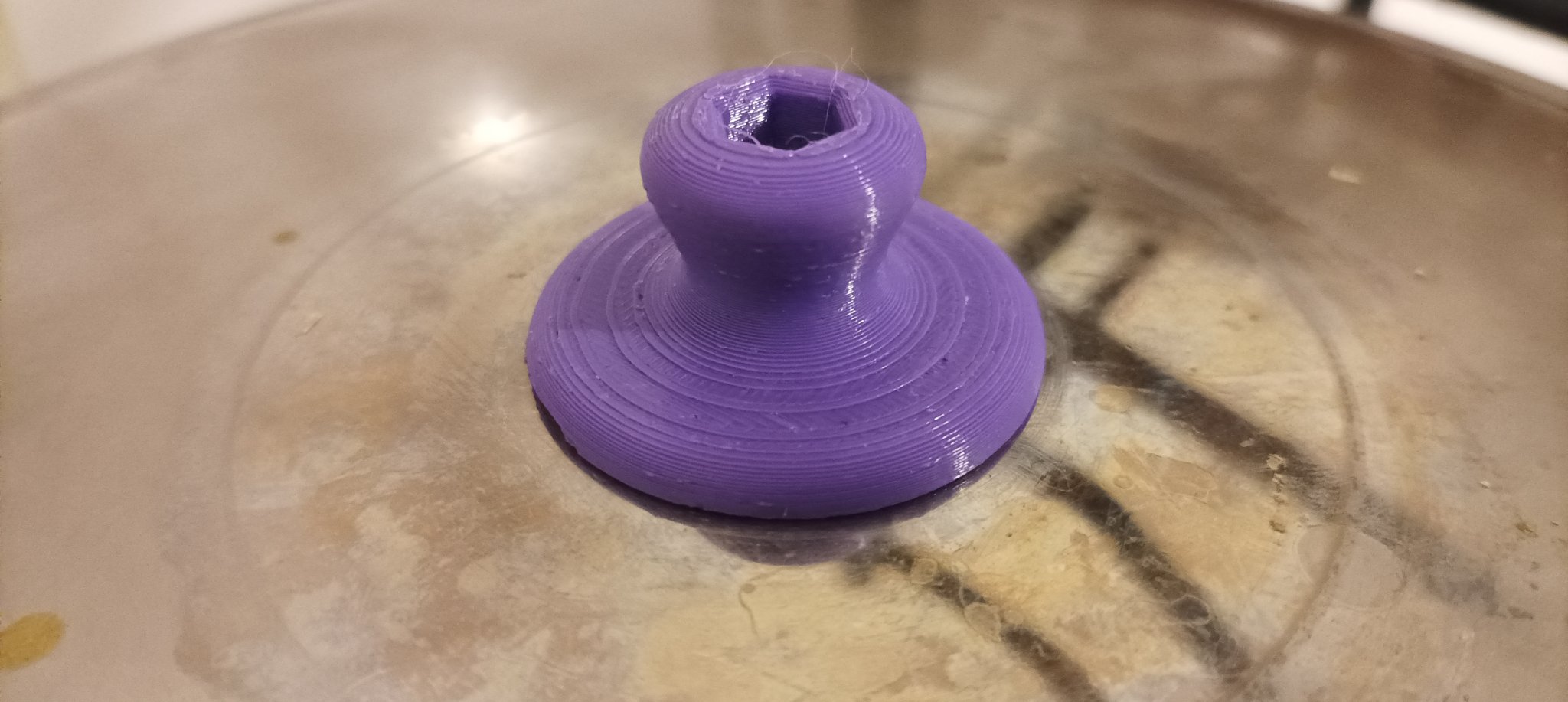 Tiêu đề Poignée de couvercle Tóm tắt Une poignée pour un couvercle a