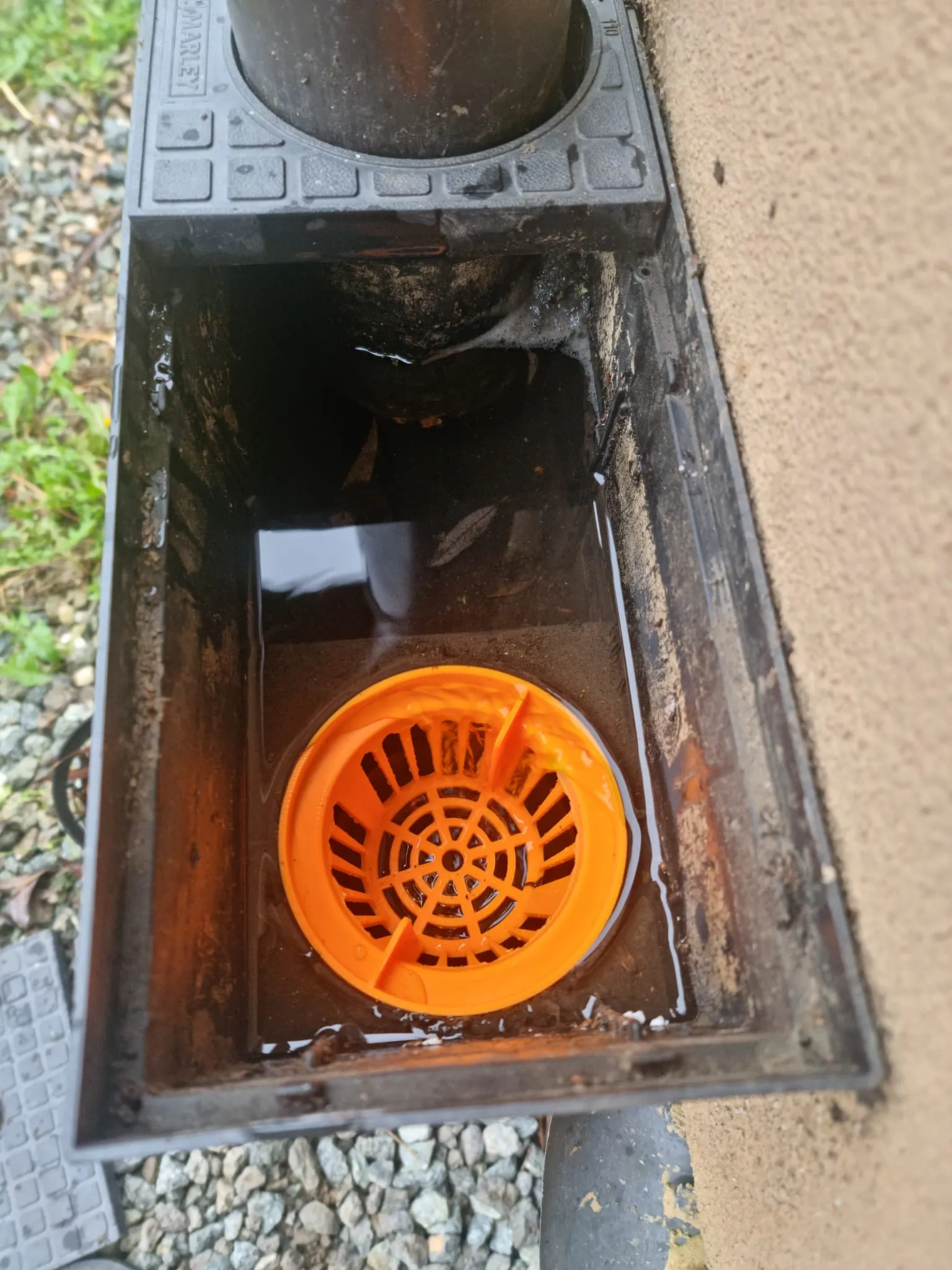 Košík na nečistoty ke kanalizační vpusti okapu