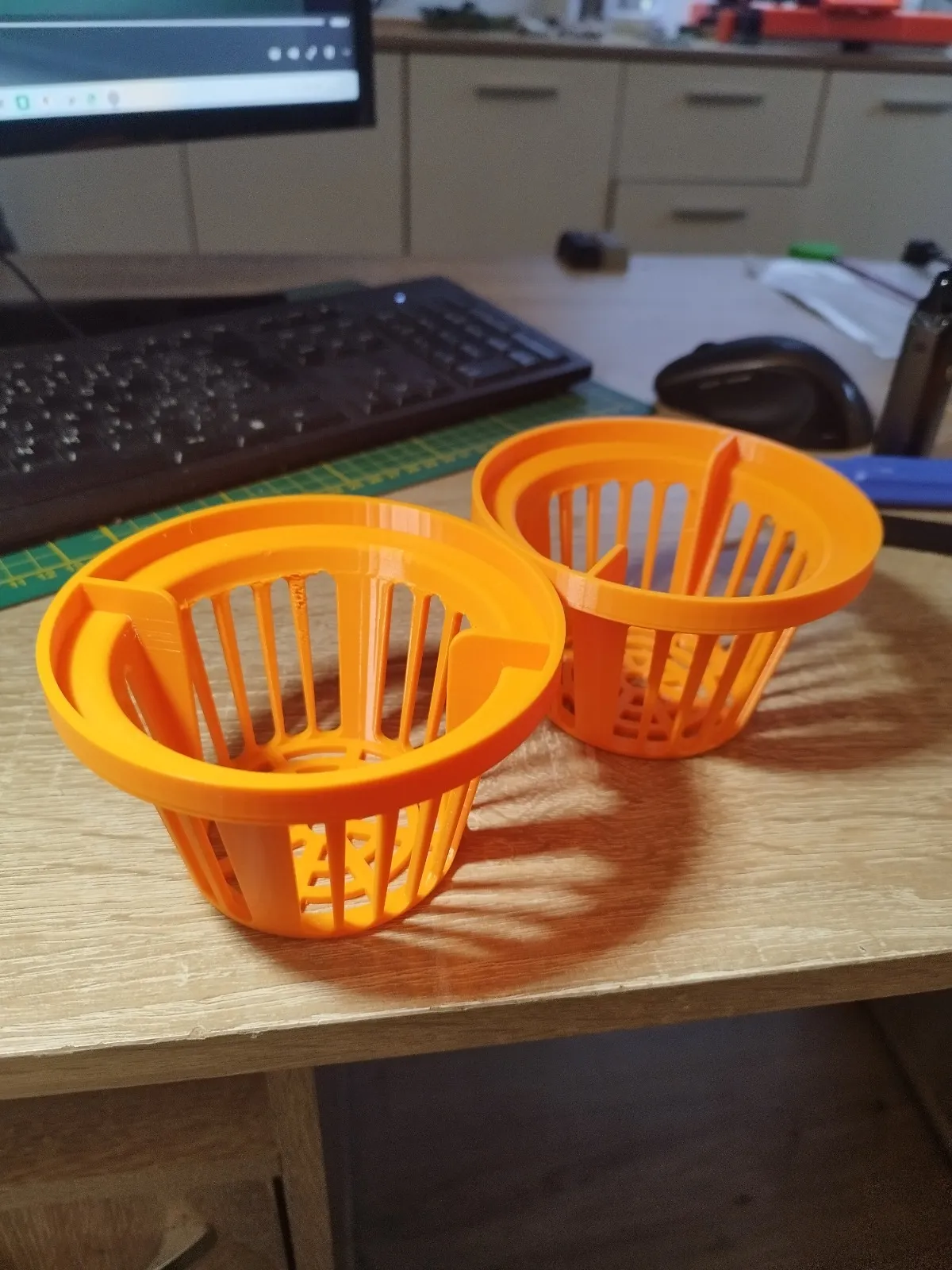 Košík na nečistoty ke kanalizační vpusti okapu