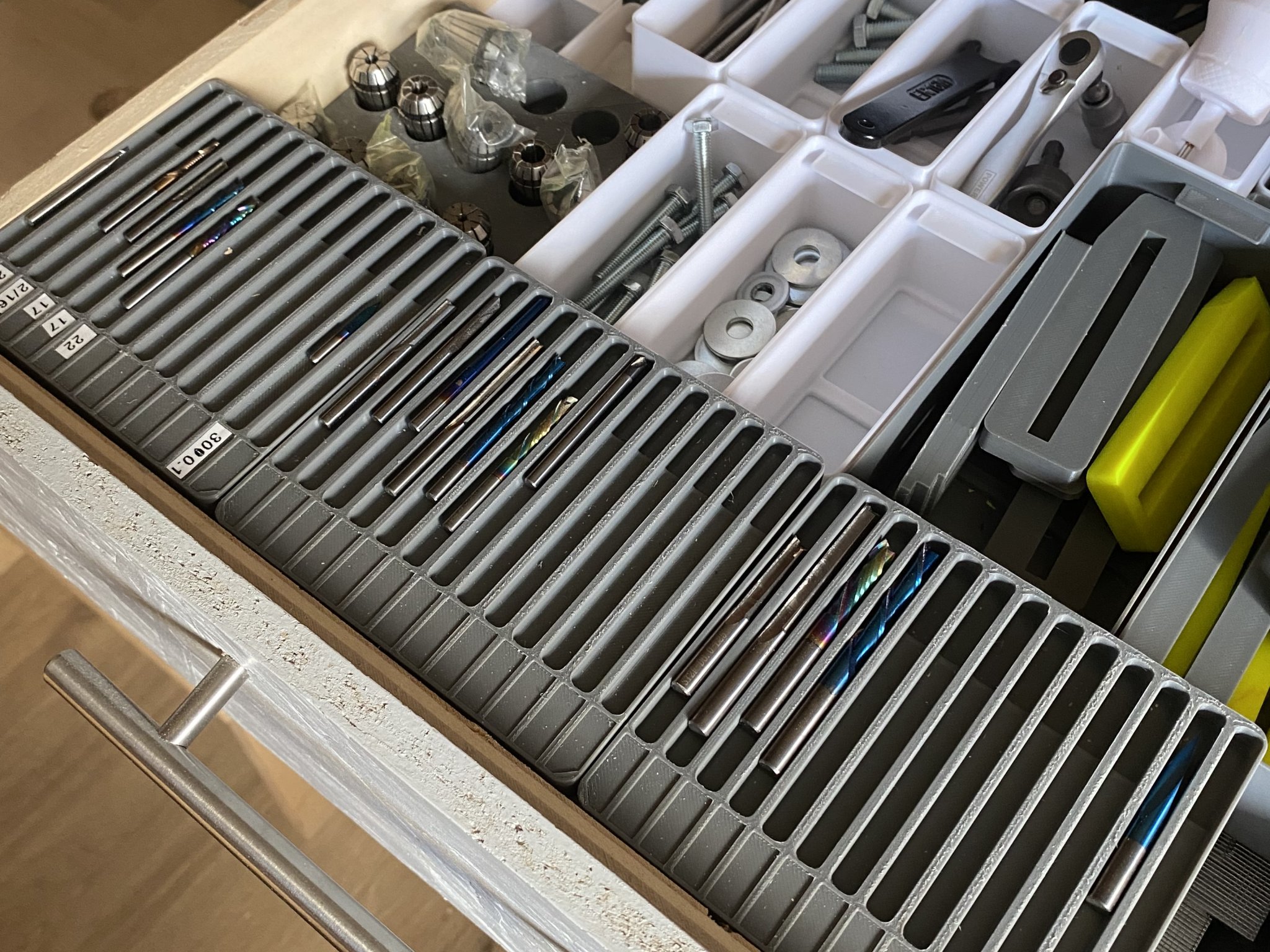 Tiêu đề Hộp sắp xếp tương thích Raaco và Lưới CNC Tóm tắt