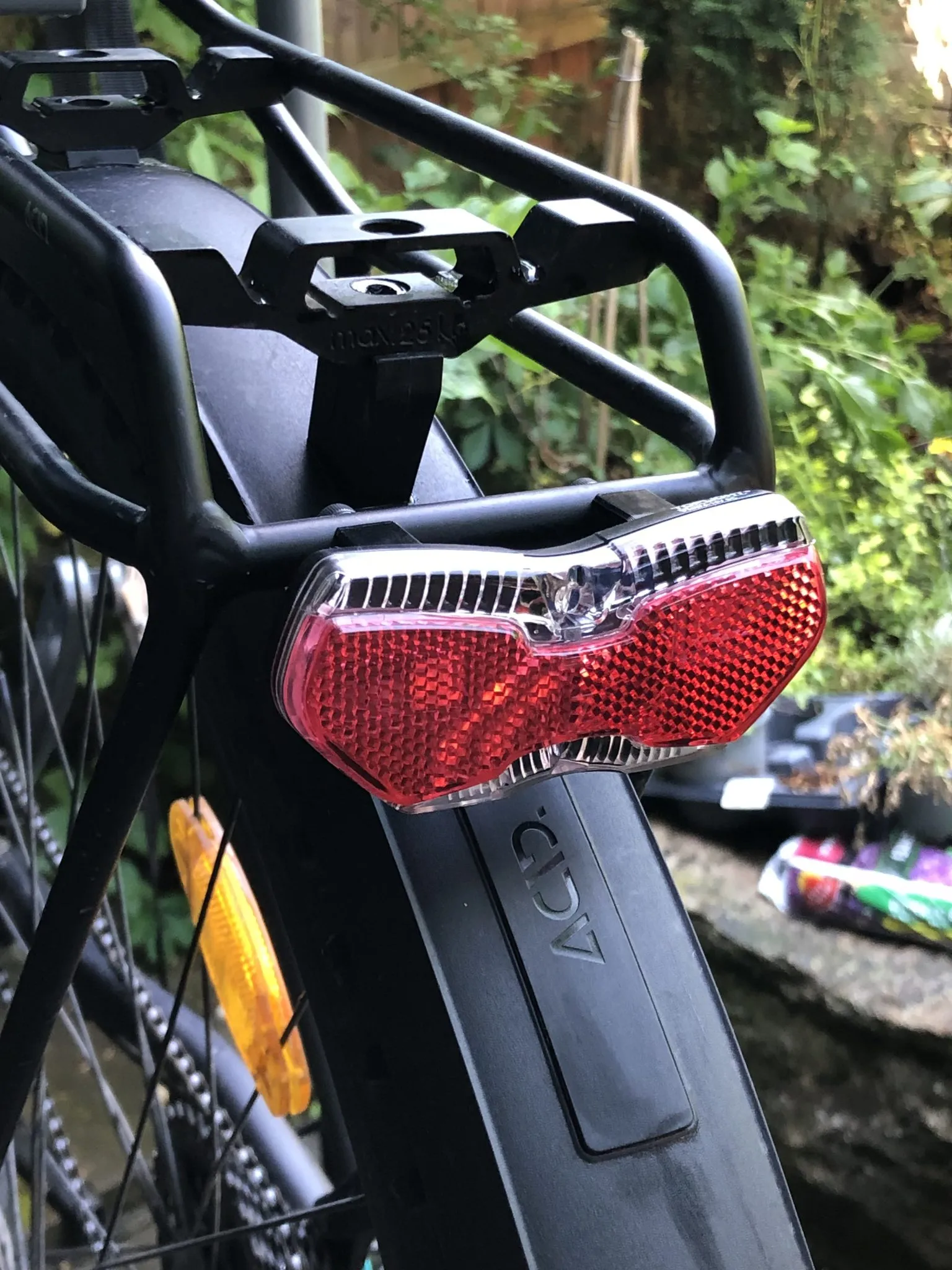 Tiêu đề Giá đỡ Busch Müller cho giá để hành lý Cube ACID Tóm