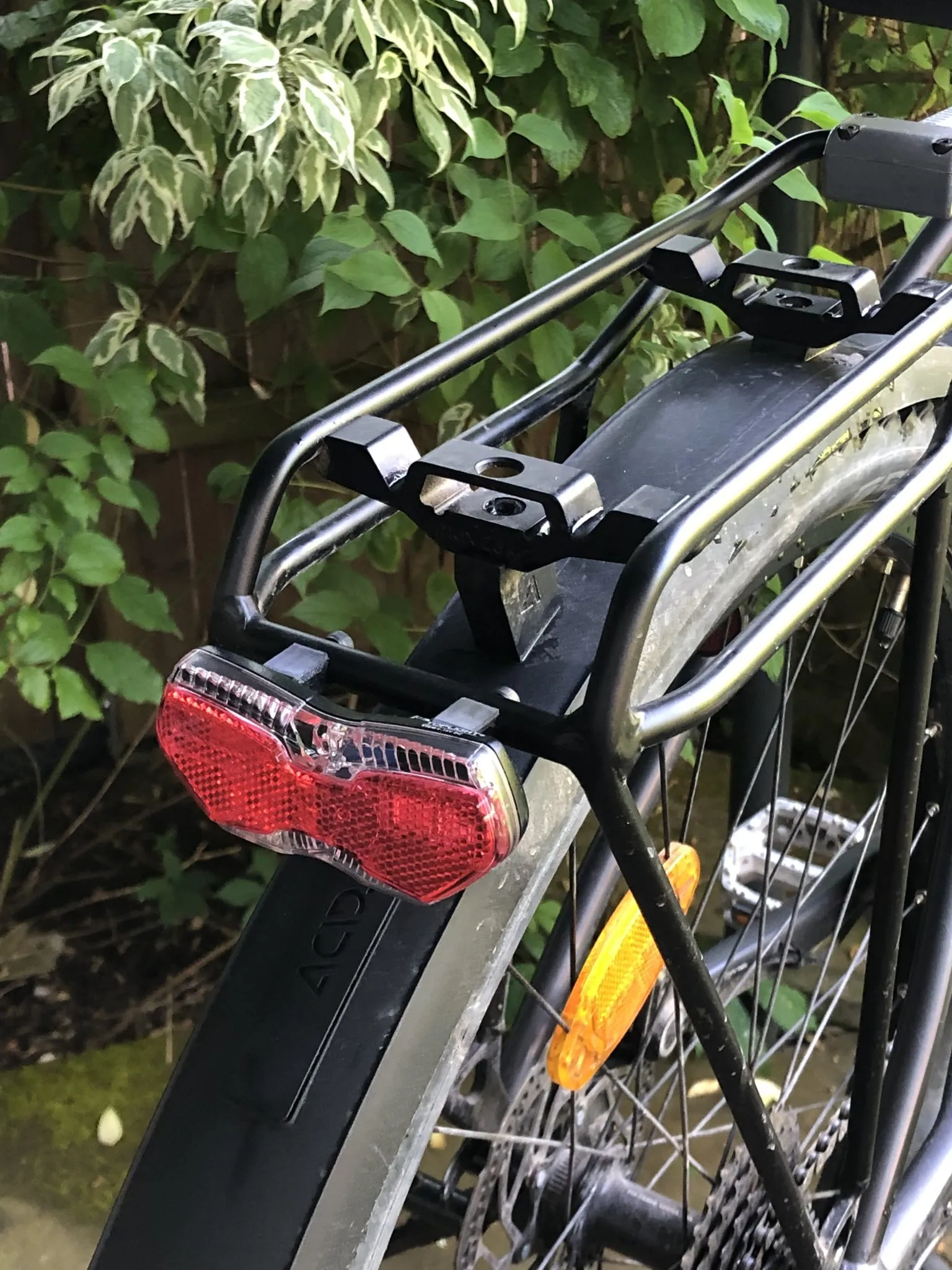 Tiêu đề Giá đỡ Busch Müller cho giá để hành lý Cube ACID Tóm