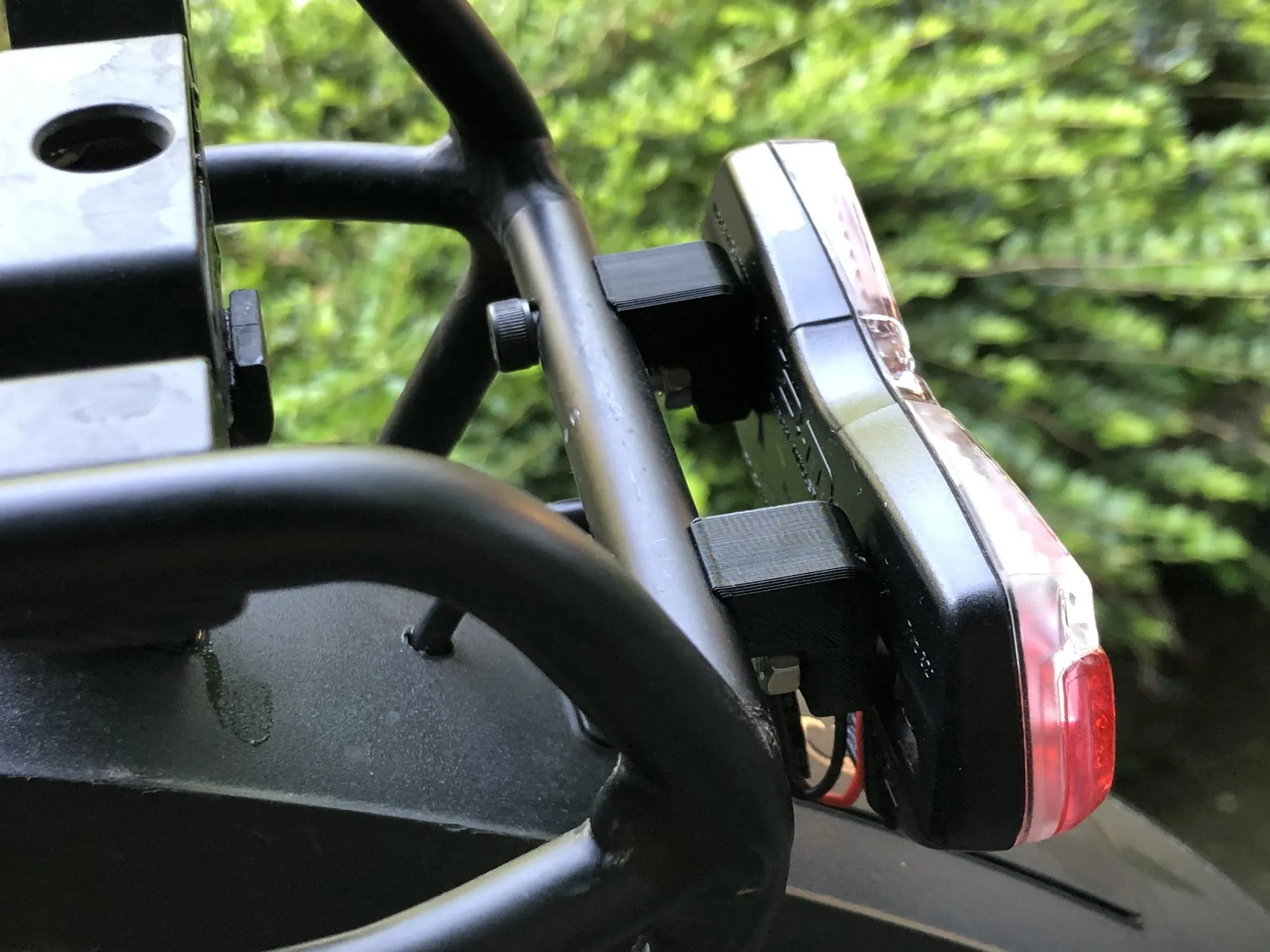 Tiêu đề Giá đỡ Busch Müller cho giá để hành lý Cube ACID Tóm