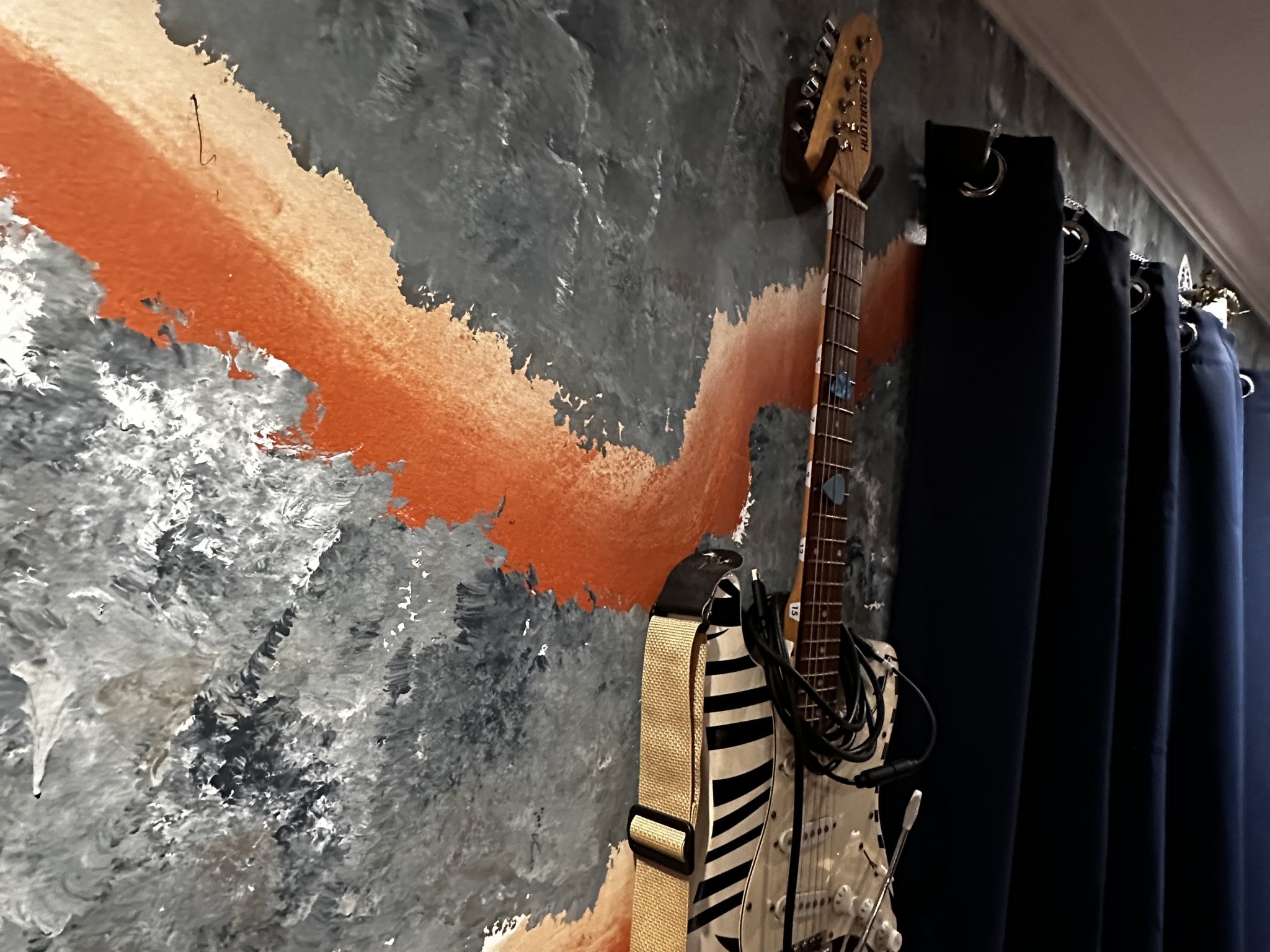 Móc Đàn Guitar Âm Tường