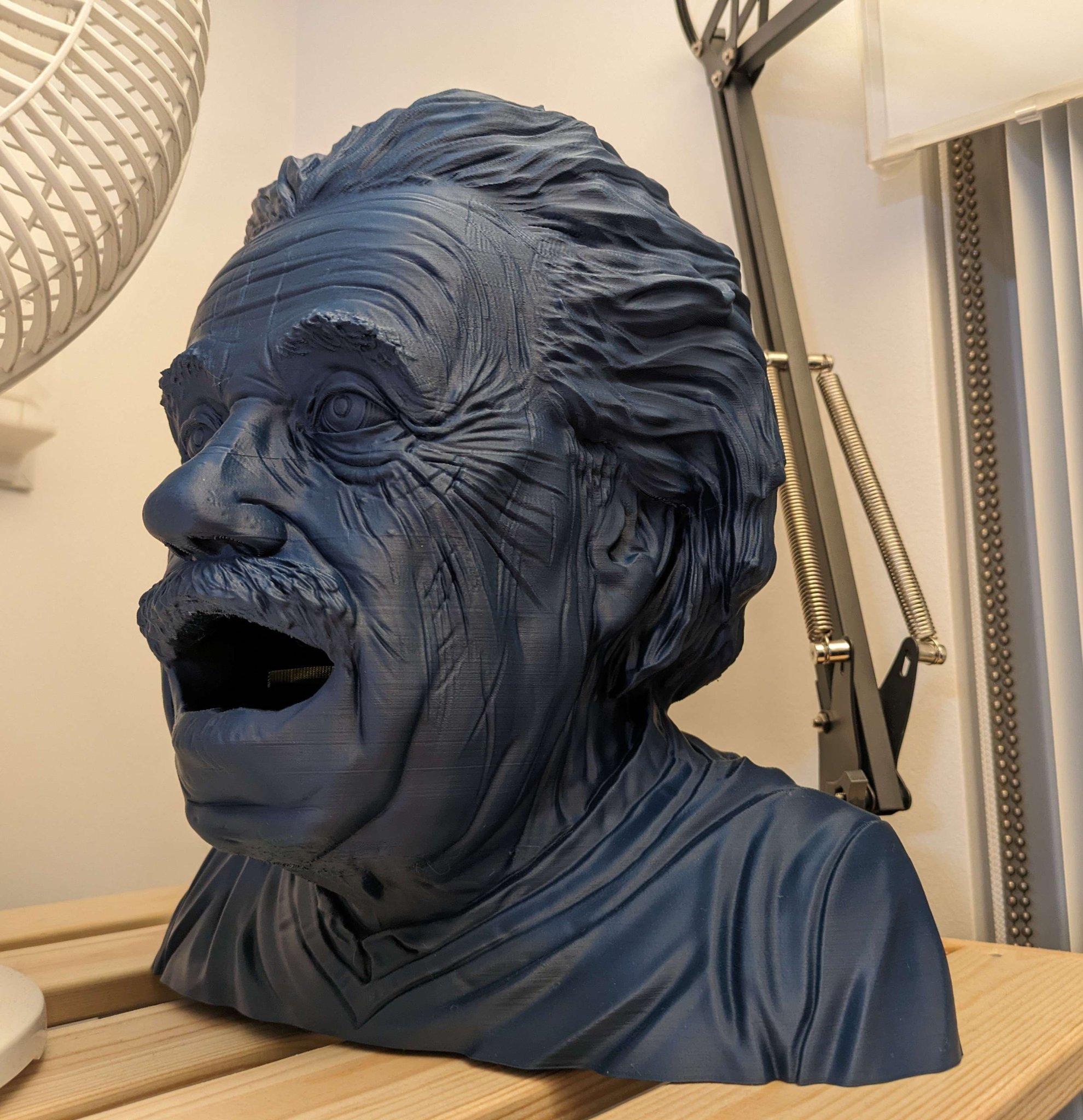 Tiêu đề Albert Einstein nhưng miệng ông ấy mở để bạn có thể