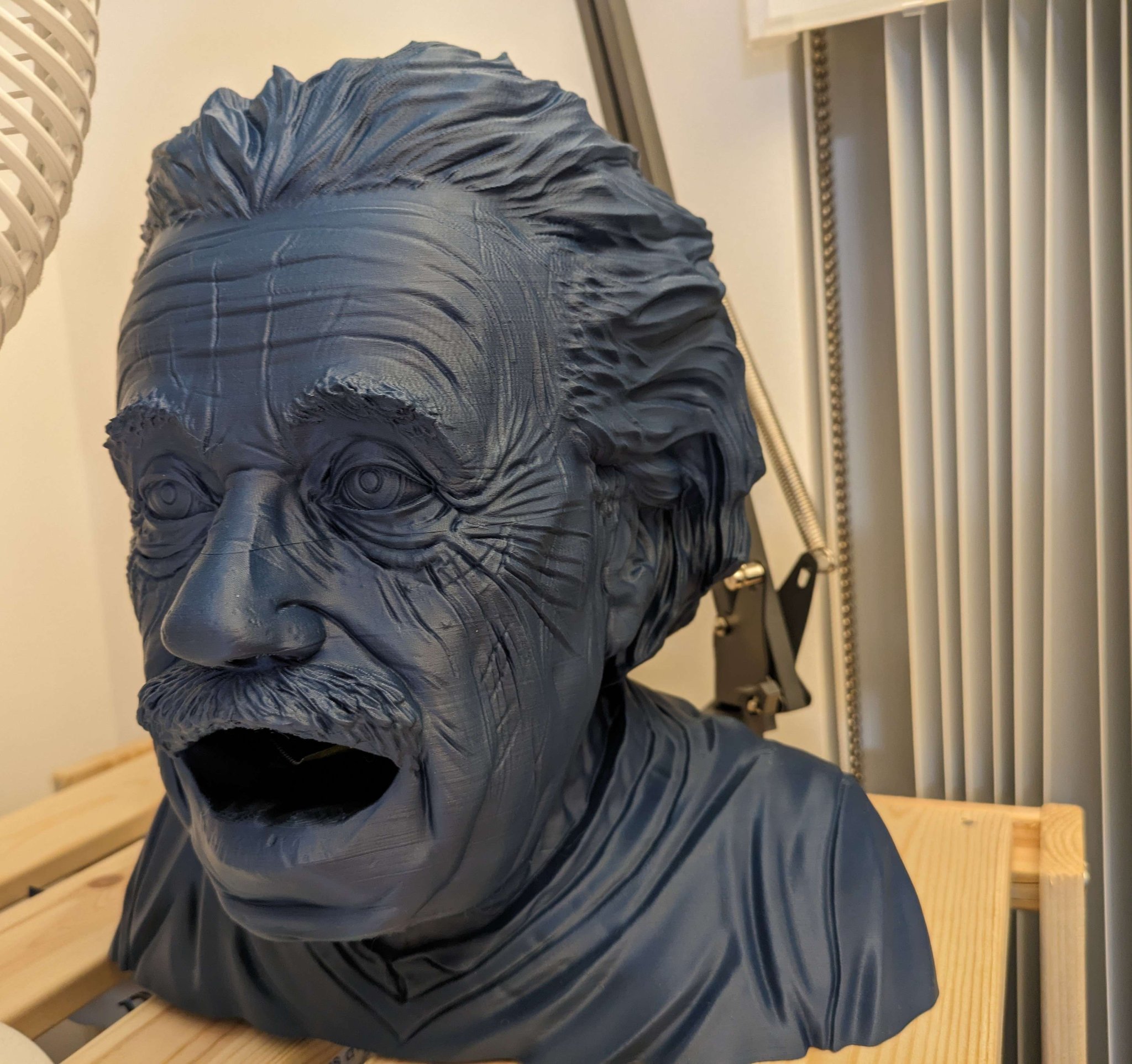 Tiêu đề Albert Einstein nhưng miệng ông ấy mở để bạn có thể